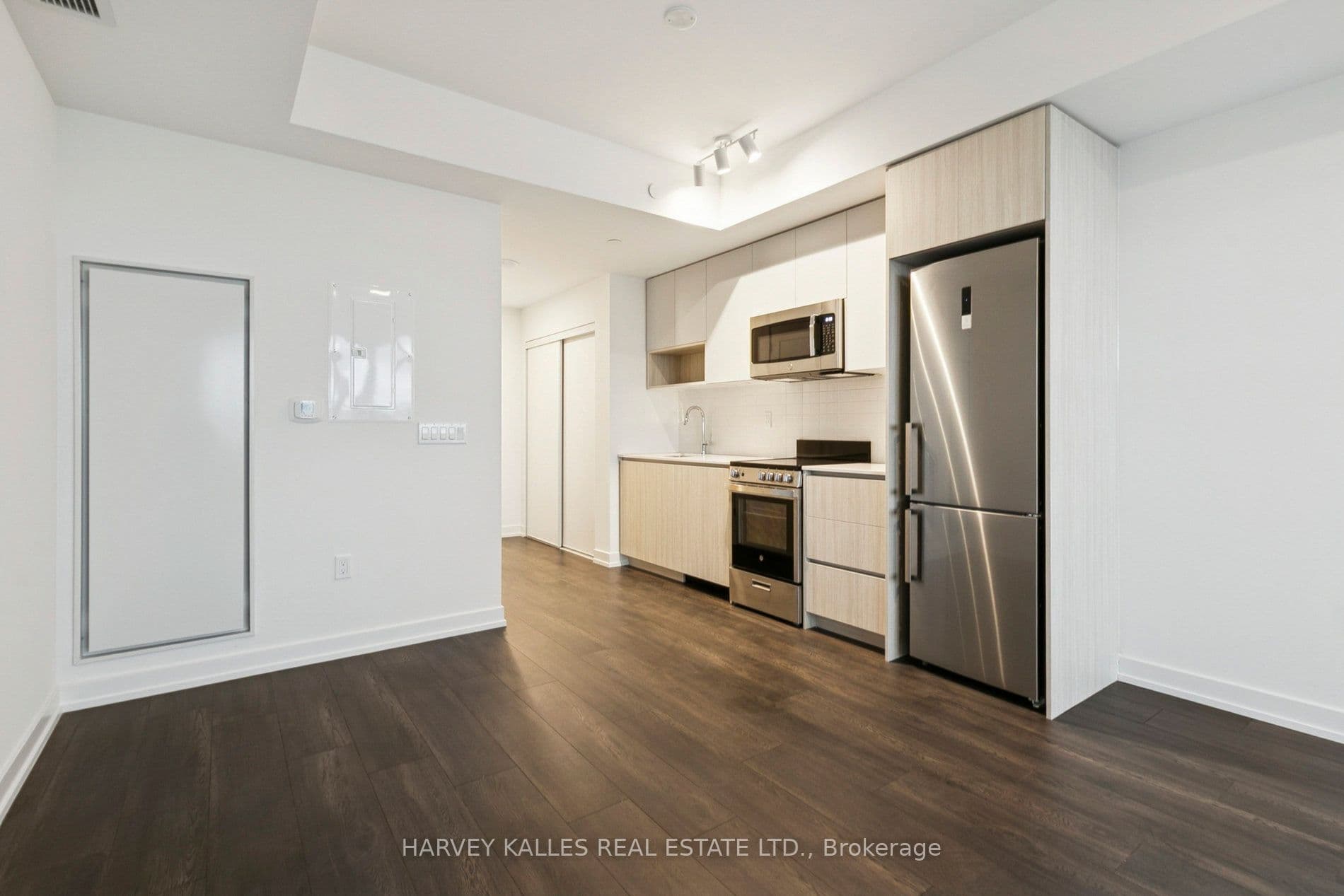 Unit 512 801 The Queensway N/A photo 1