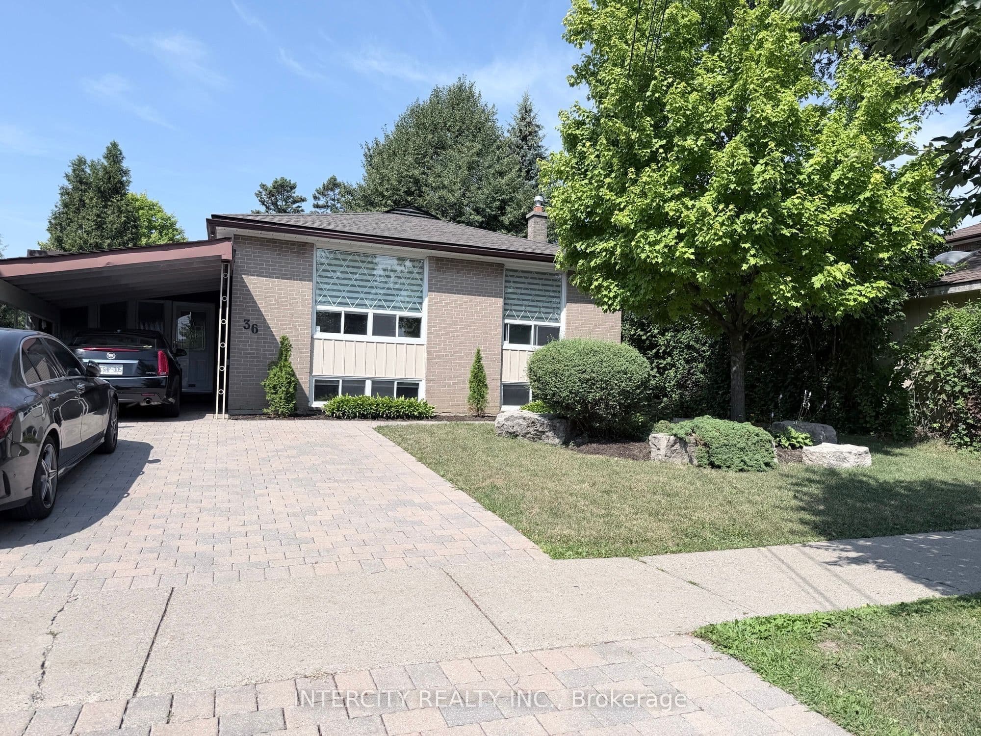 36 Strathburn Boulevard photo 1