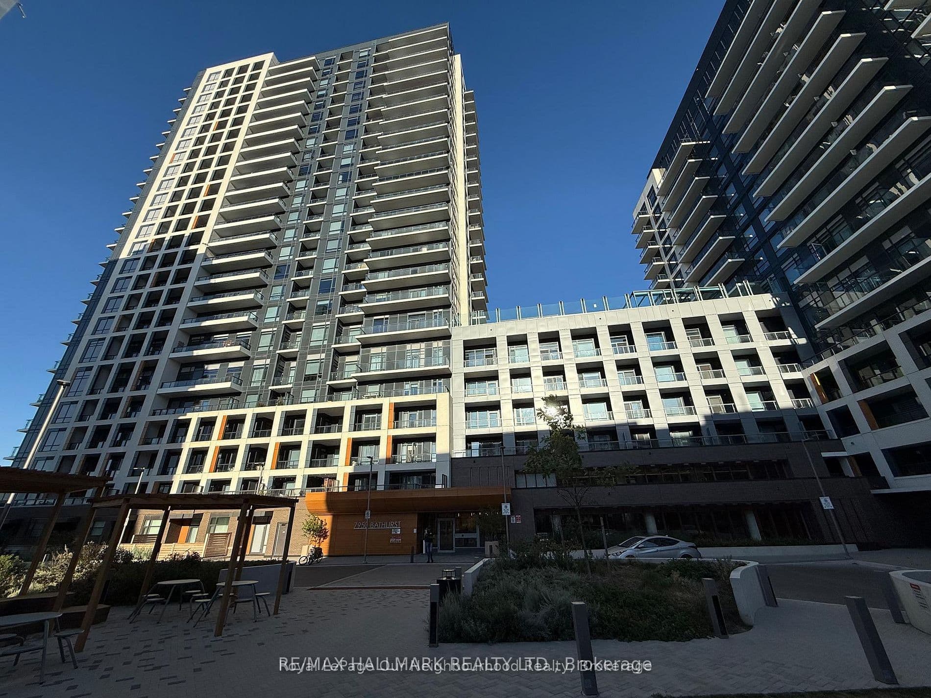 Unit A921 7950 BATHURST Street photo 1