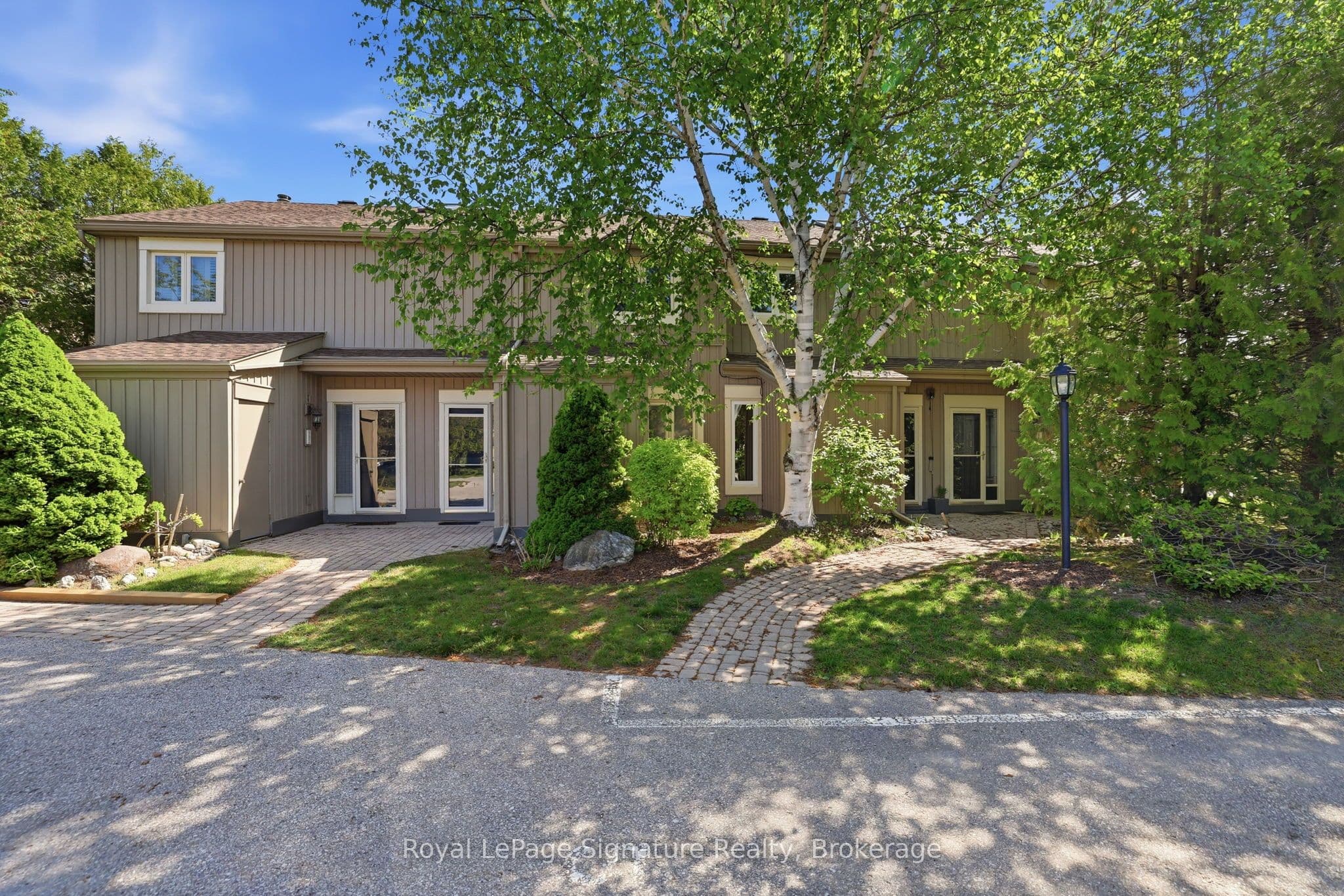585 Oxbow Crescent photo 1