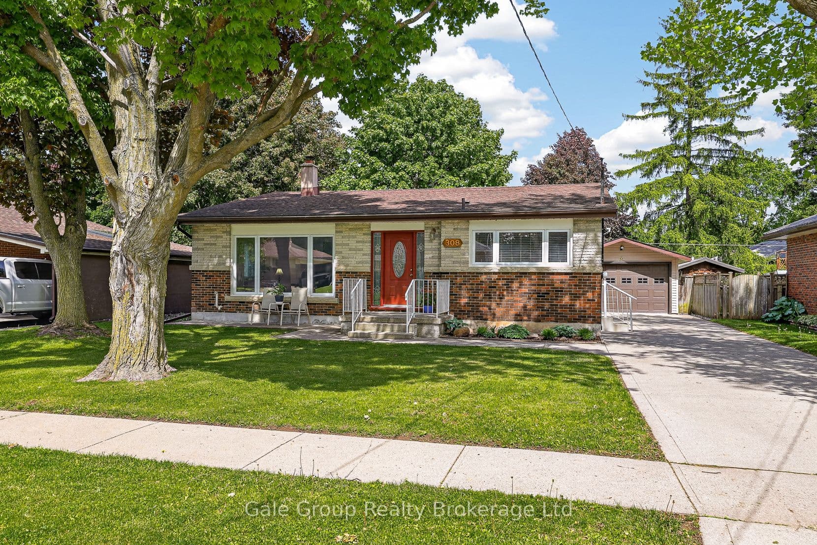 308 Willowgrove Crescent photo 1