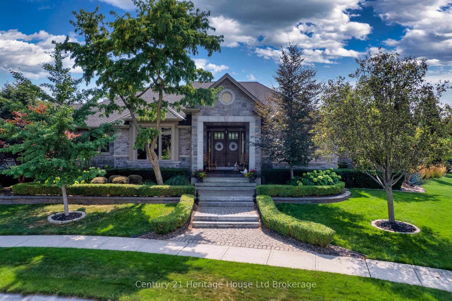 563 Lakeview Drive photo 1