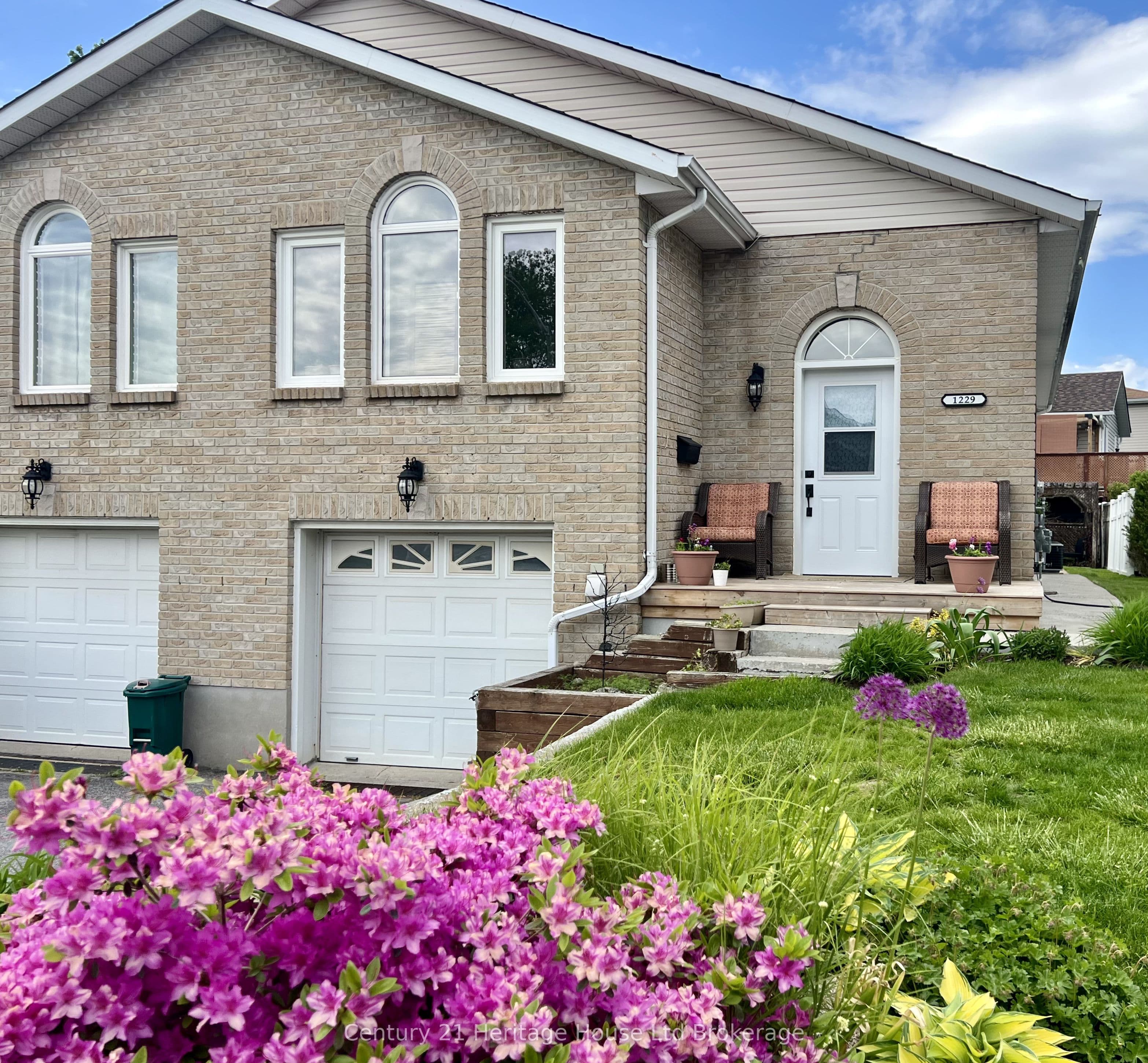 1229 Brackenwood Crescent photo 1