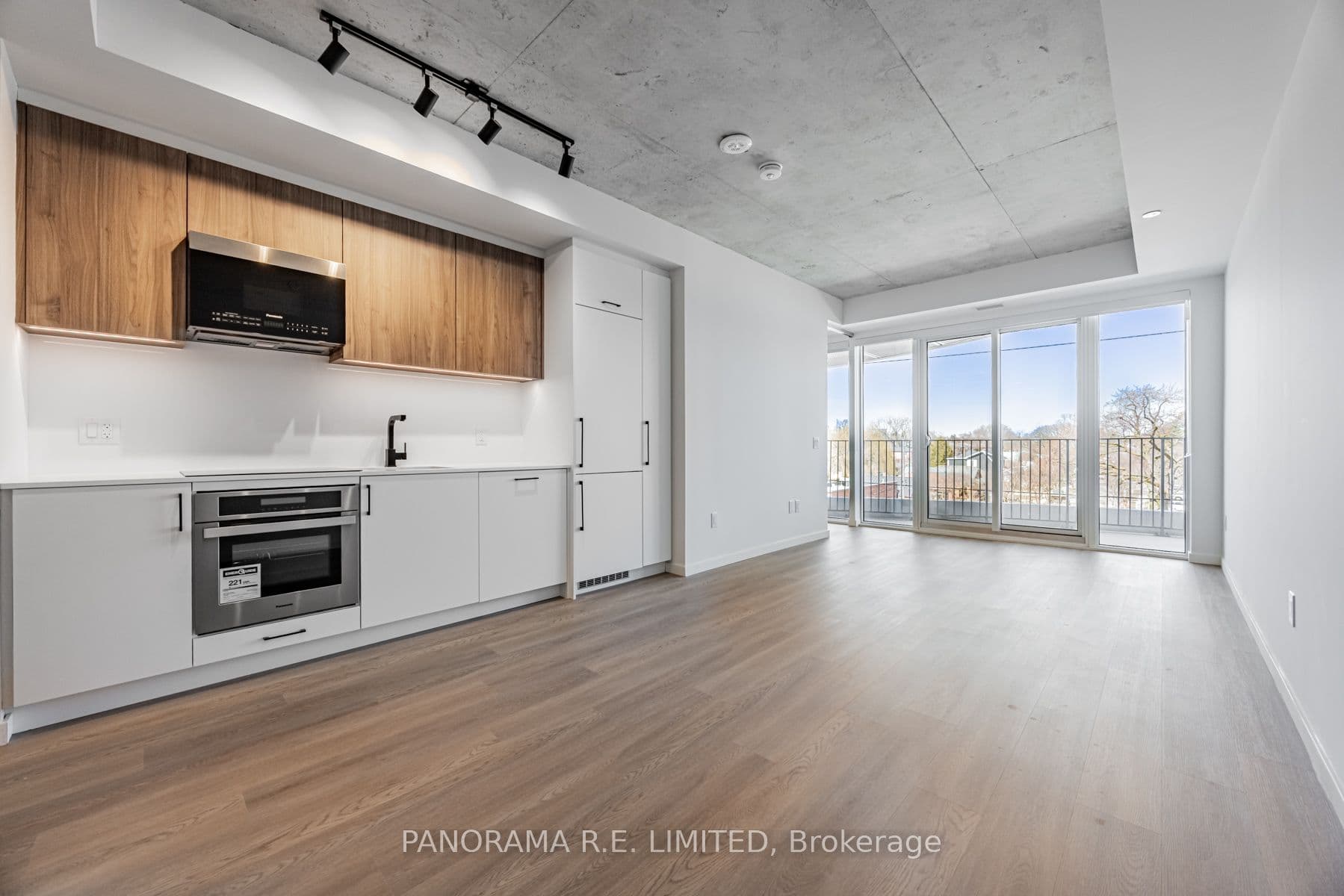 Unit 415 689 The Queensway N/A photo 1
