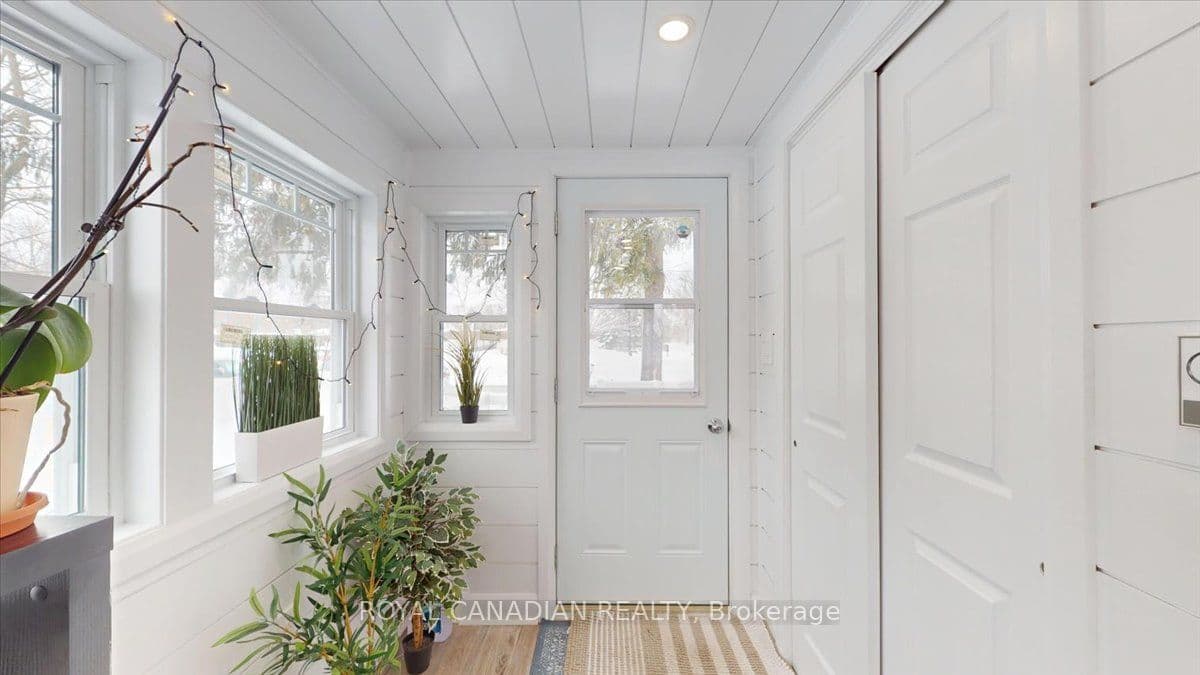 131 Elora Street photo 1