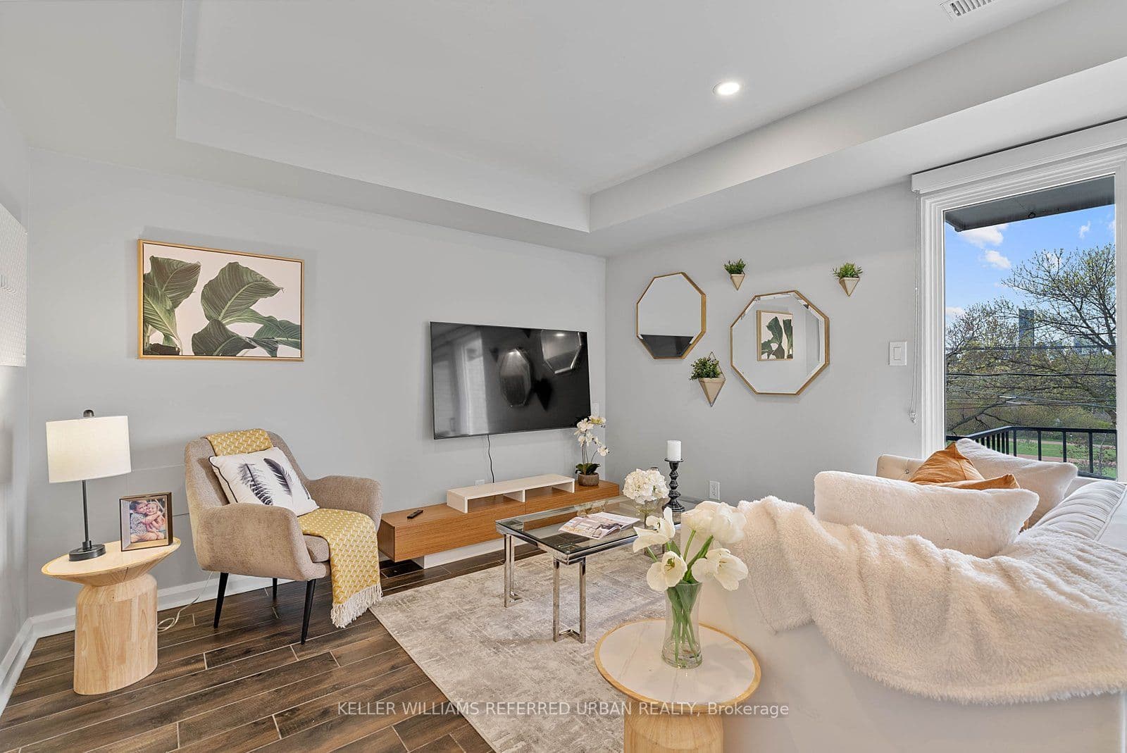 Unit 4 2 Withrow Avenue photo 1