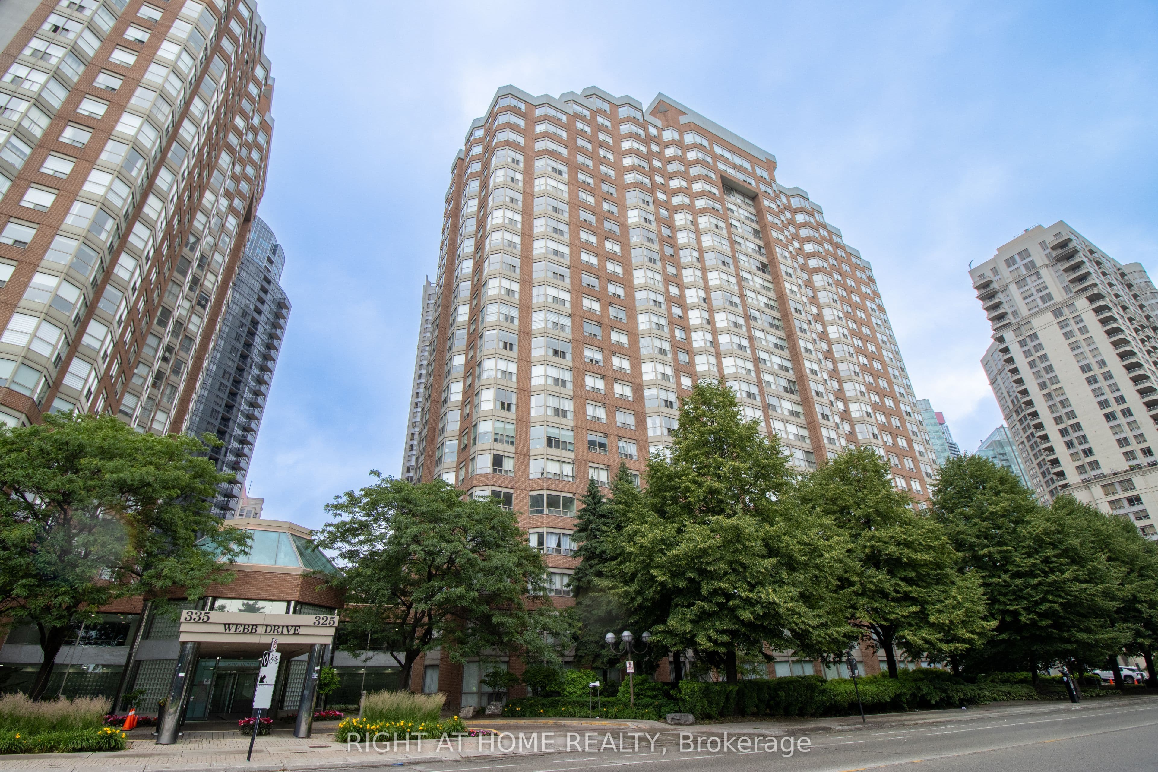 Unit 1811 325 Webb Drive photo 1