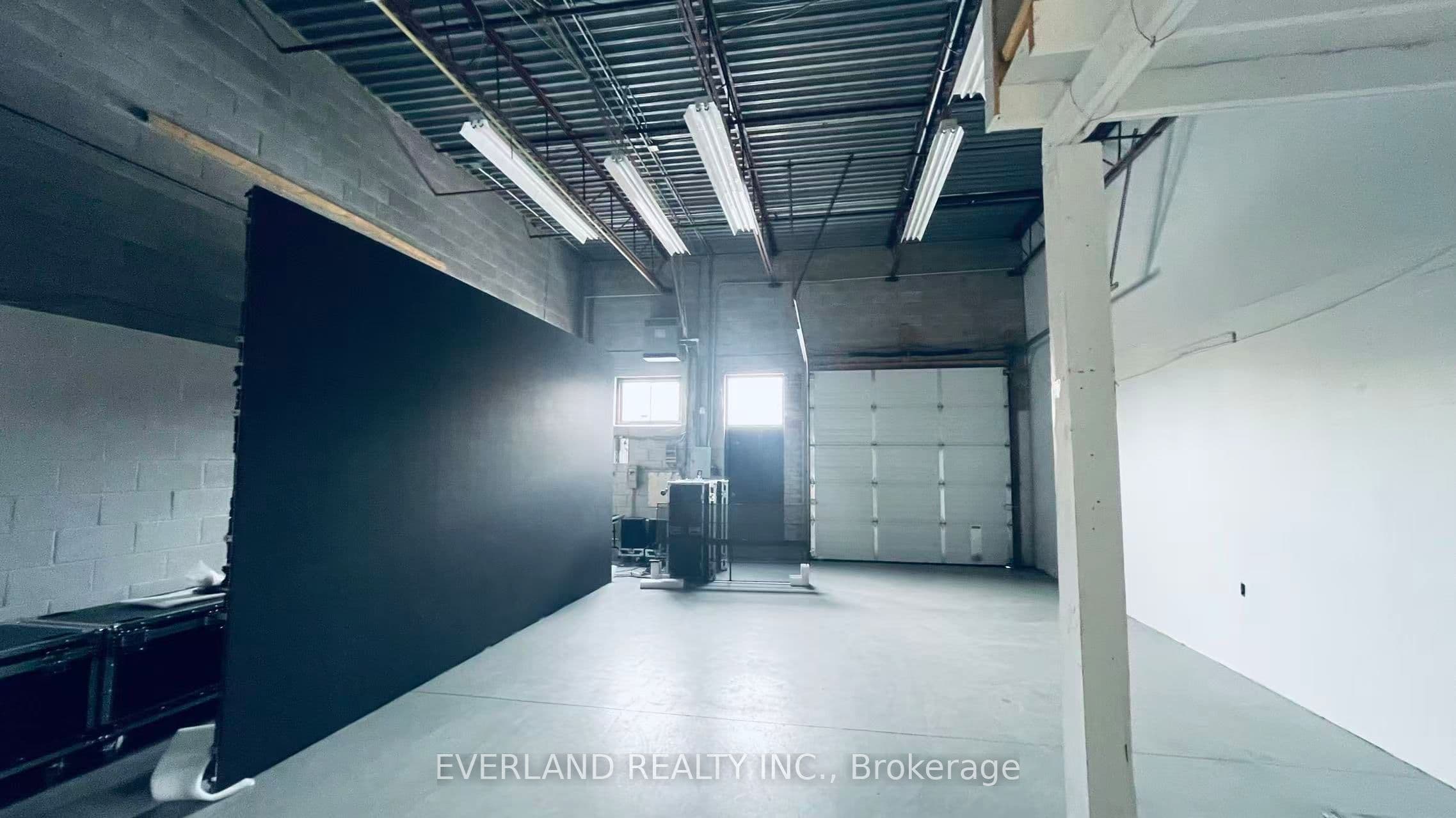 Unit 23 391 Steelcase Road photo 1