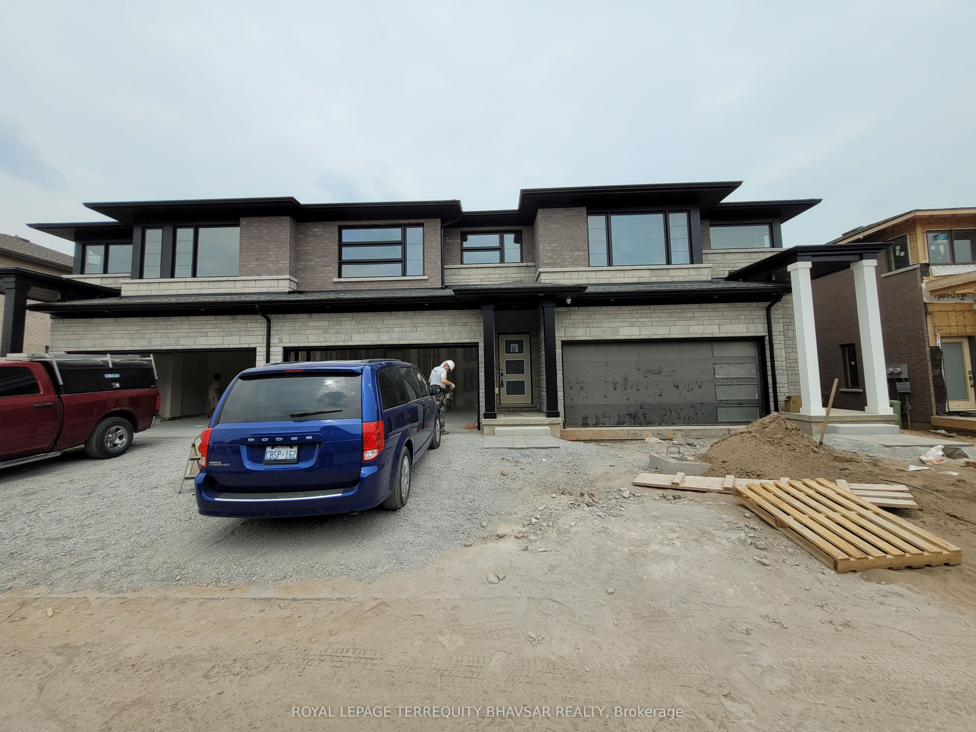Unit 8 4552 Portage Road photo 1
