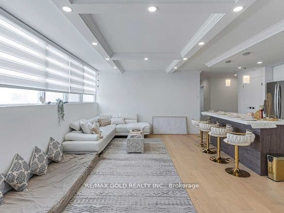Unit 2108 3700 Kaneff Crescent photo 1