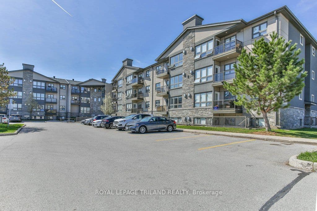 Unit 104 5 JACKSWAY Crescent photo 1