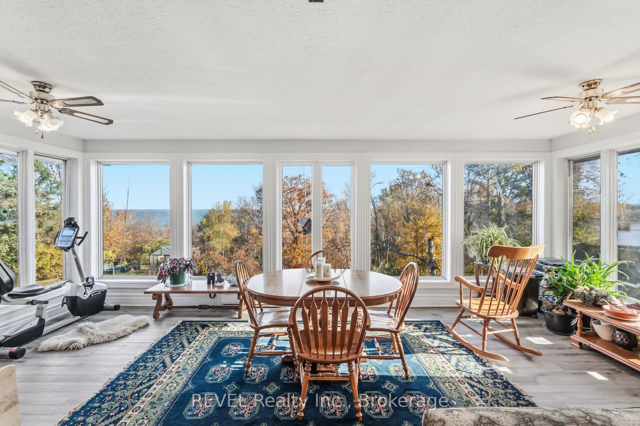 635 William Street photo 1