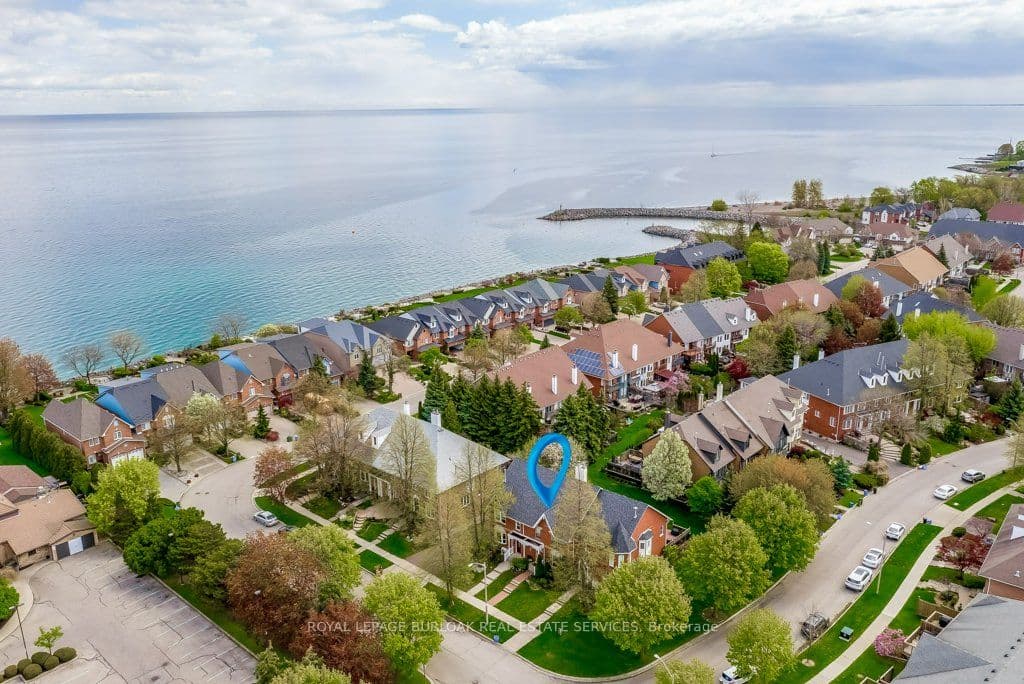 4 Edgewater Drive photo 1
