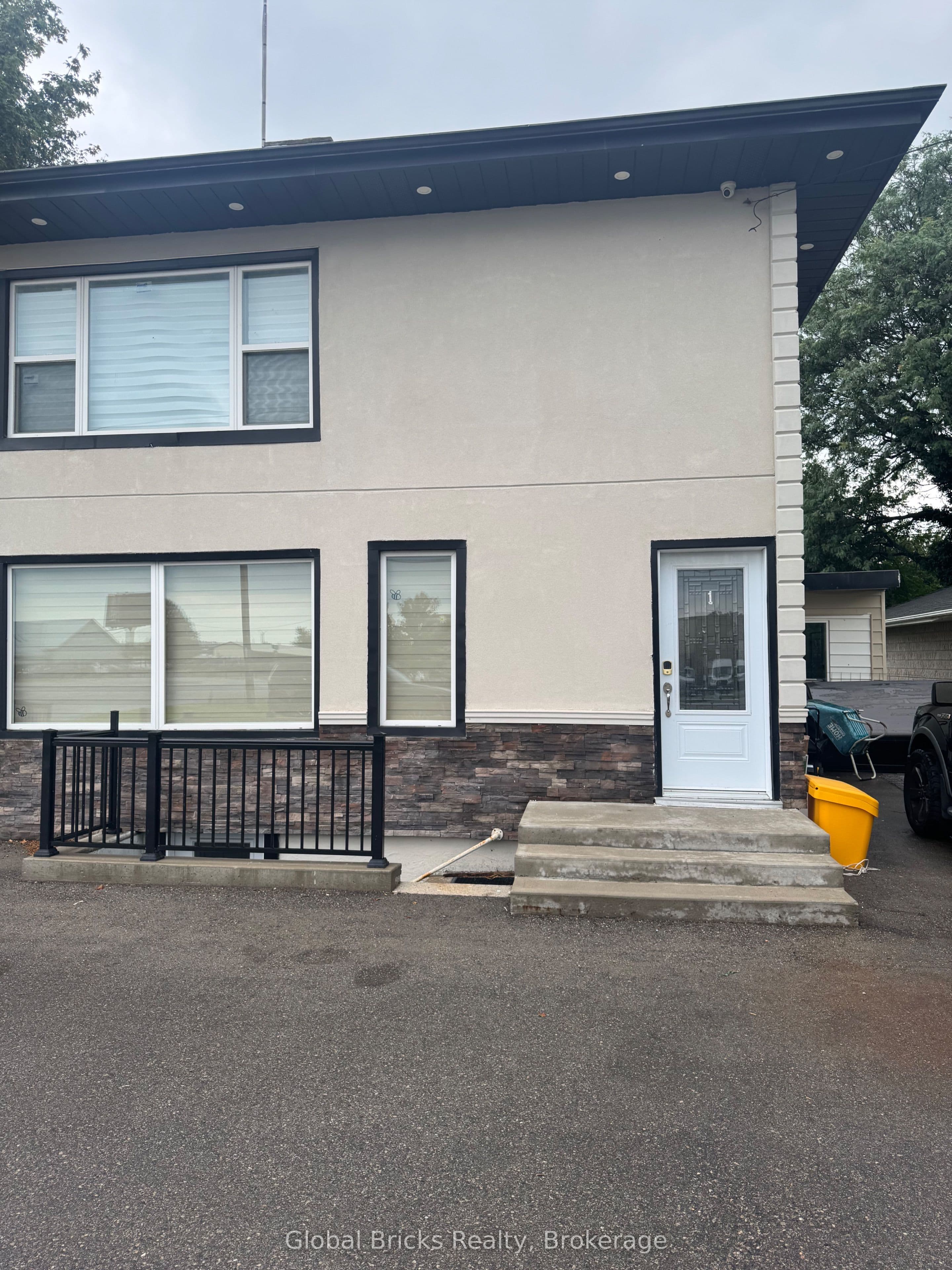 Unit 1 1295 Dundas Street photo 1