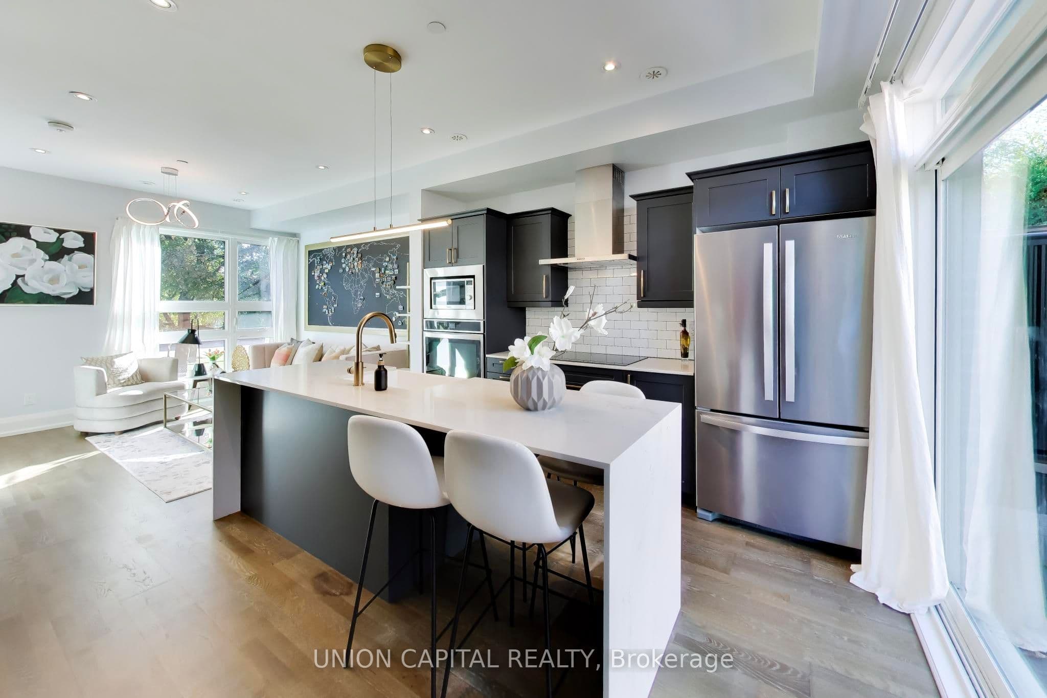 952 Dundas Street photo 1
