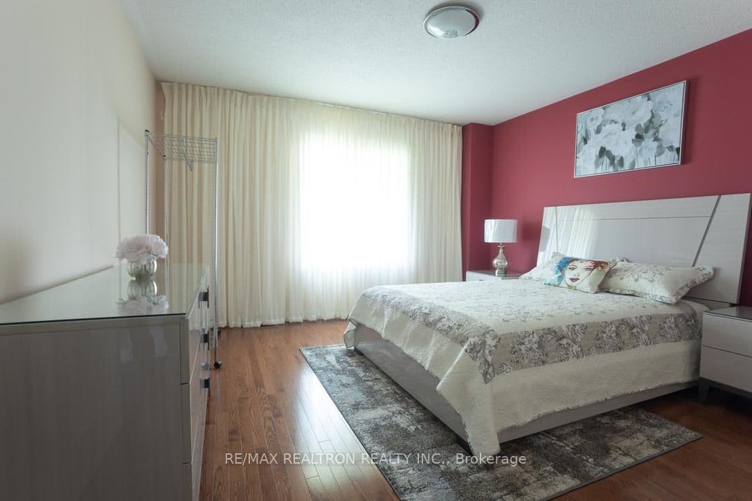 54 Chayna Crescent photo 1