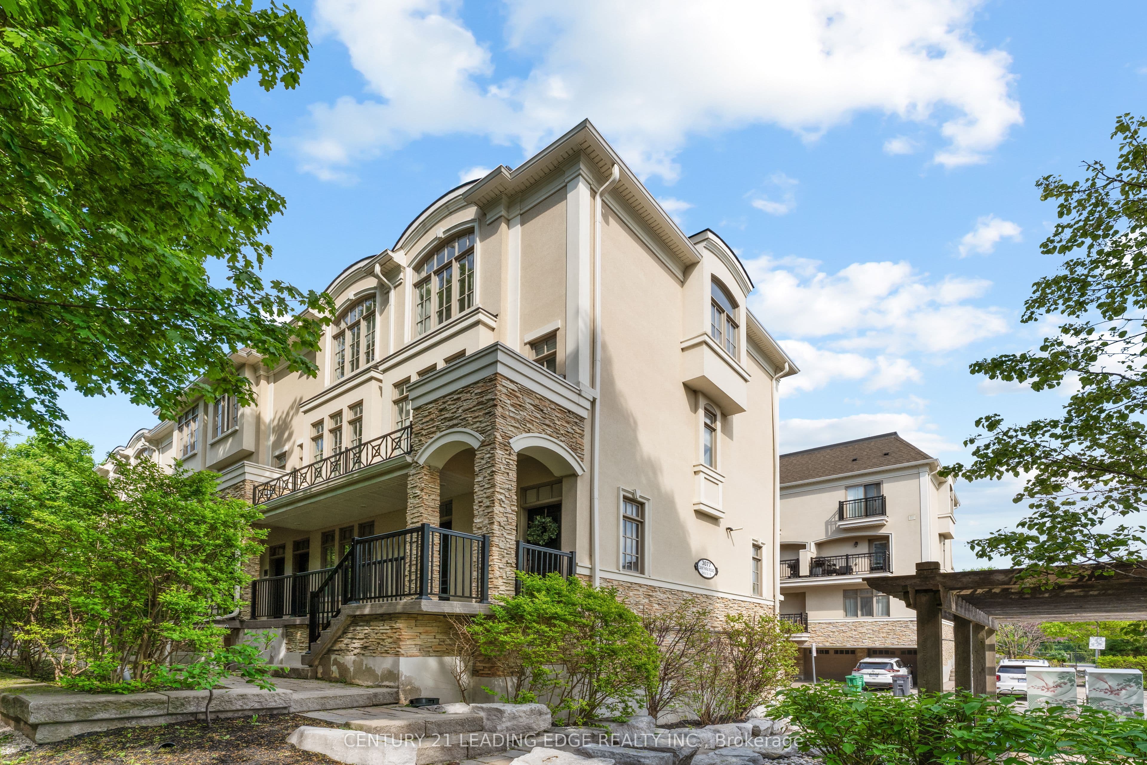 Unit 18 3077 Cawthra Road photo 1