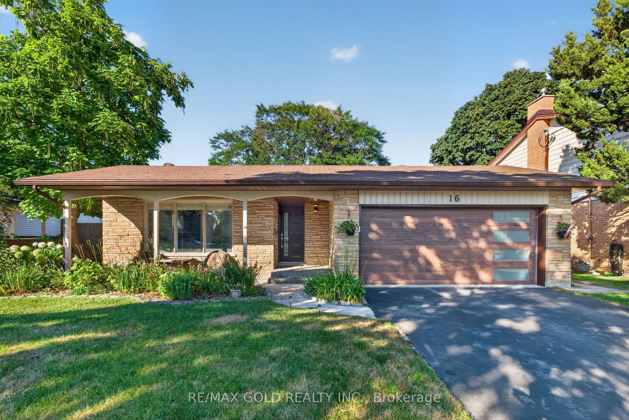 16 Monterey Road photo 1