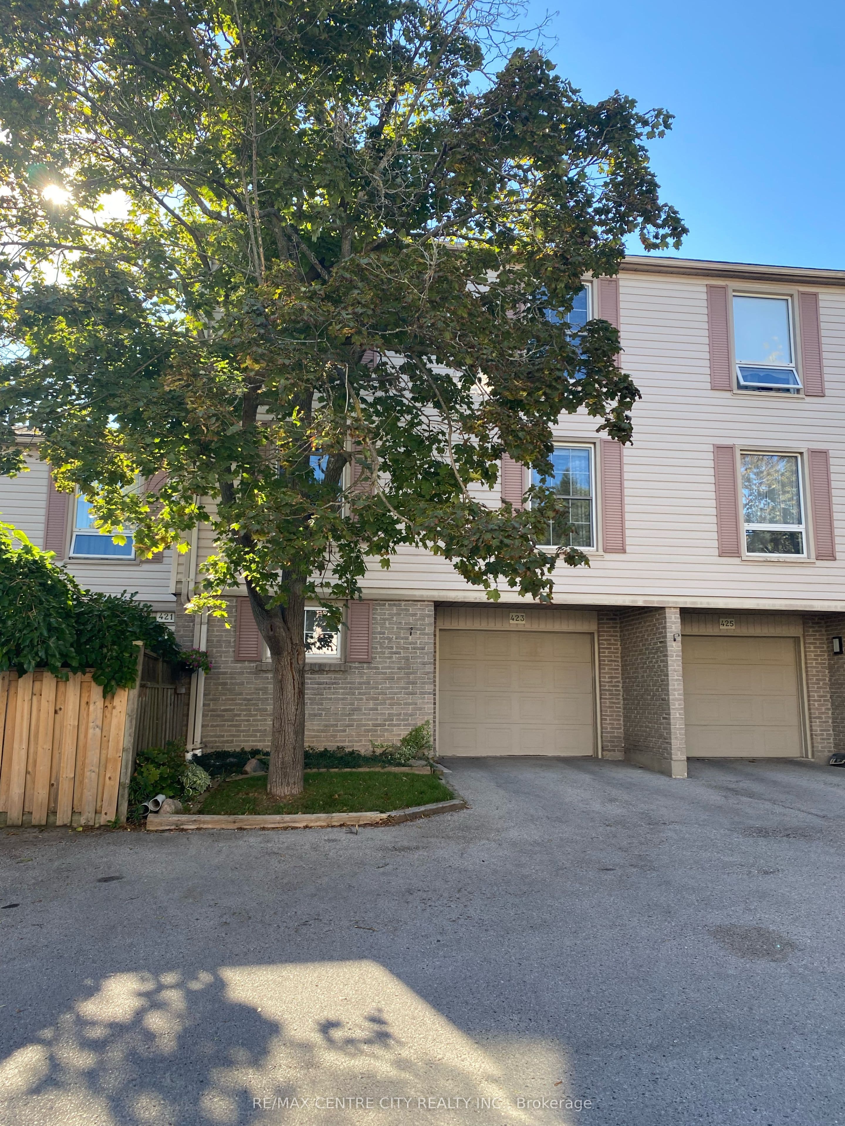 423 Everglade Crescent photo 1