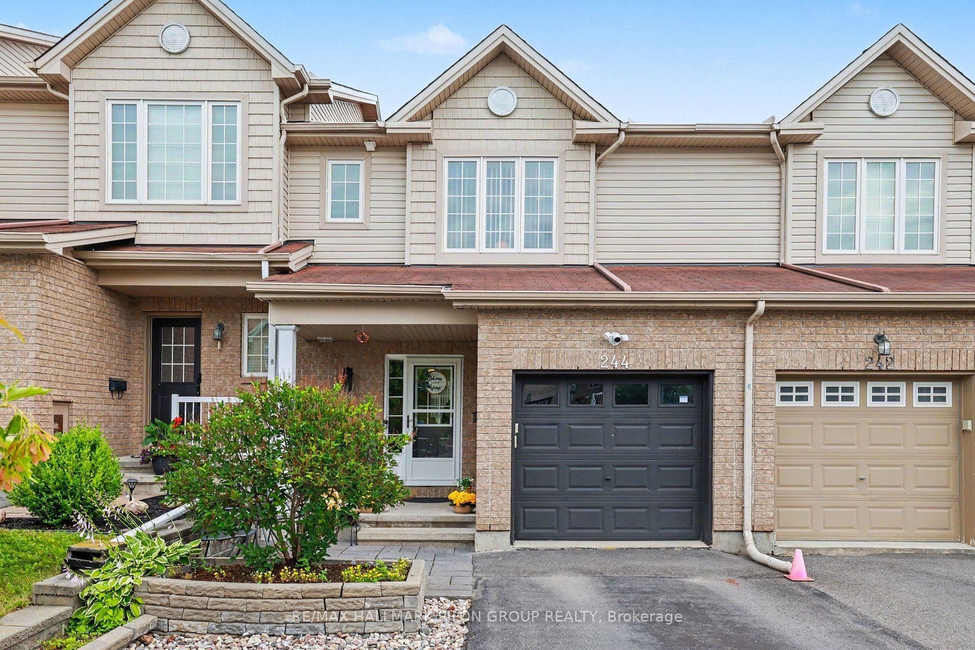 244 Rolling Meadow Crescent photo 1