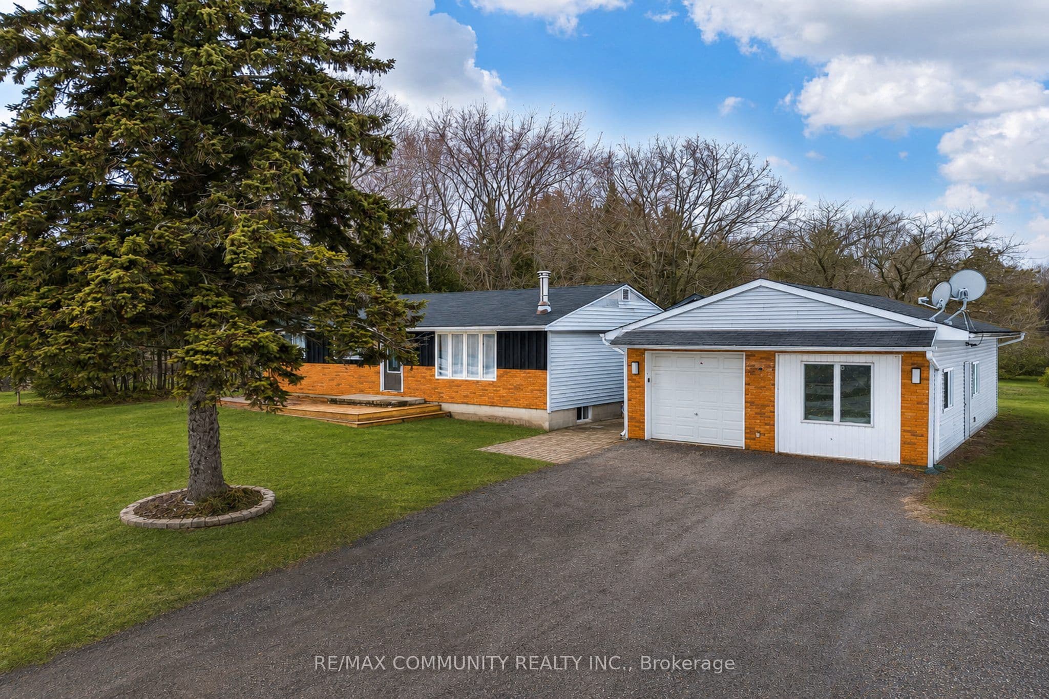 11490 Simcoe Street photo 1