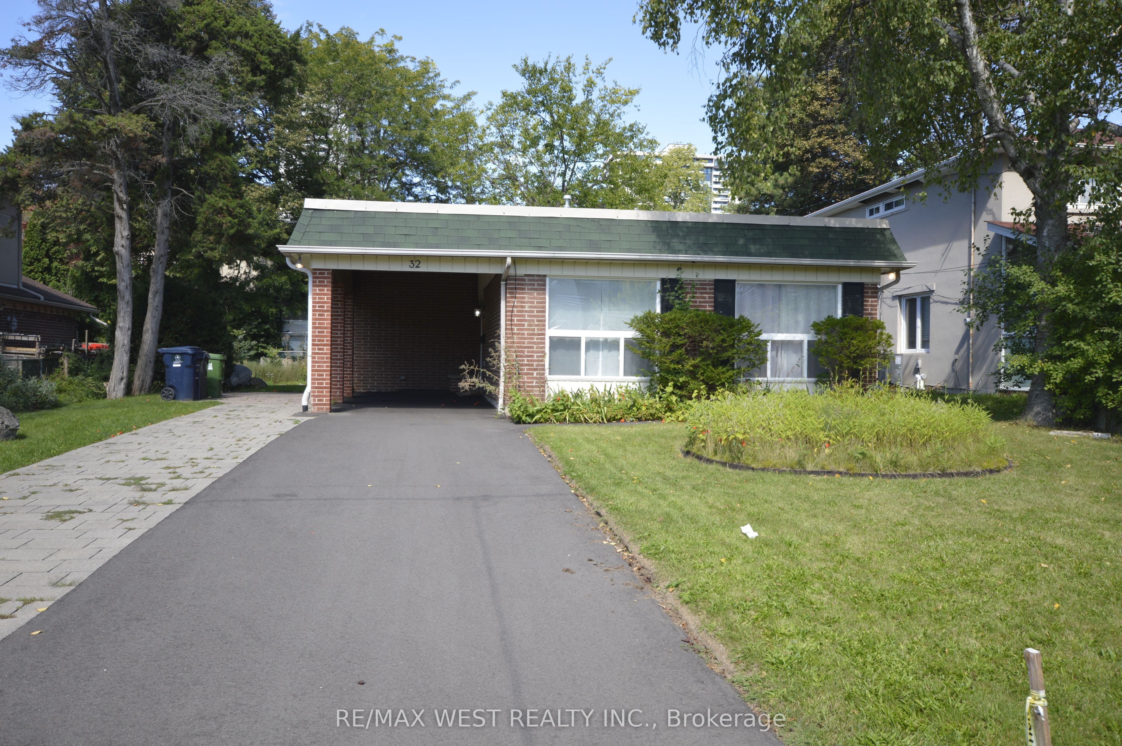 32 Axsmith Crescent photo 1