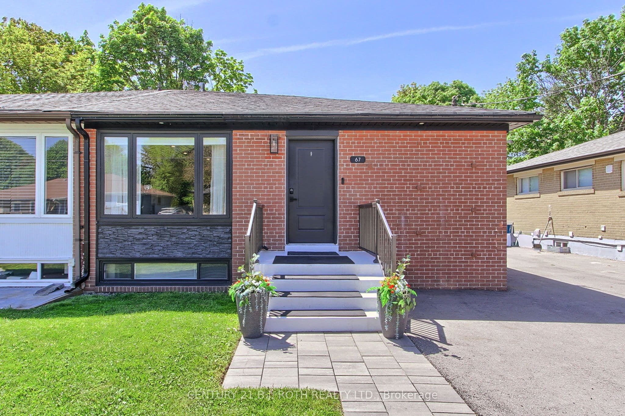 67 Davis Road photo 1