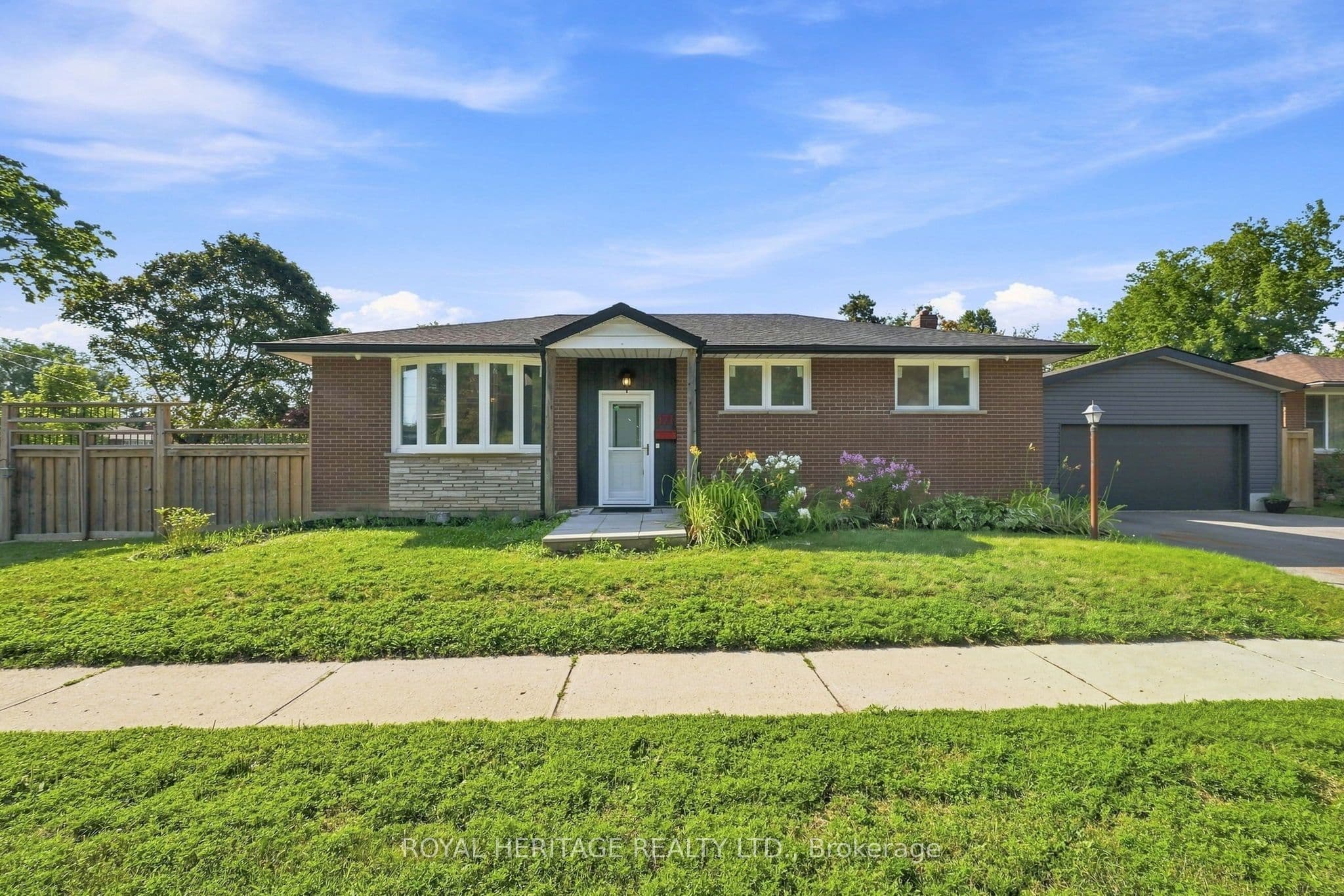 471 Rossland Road photo 1