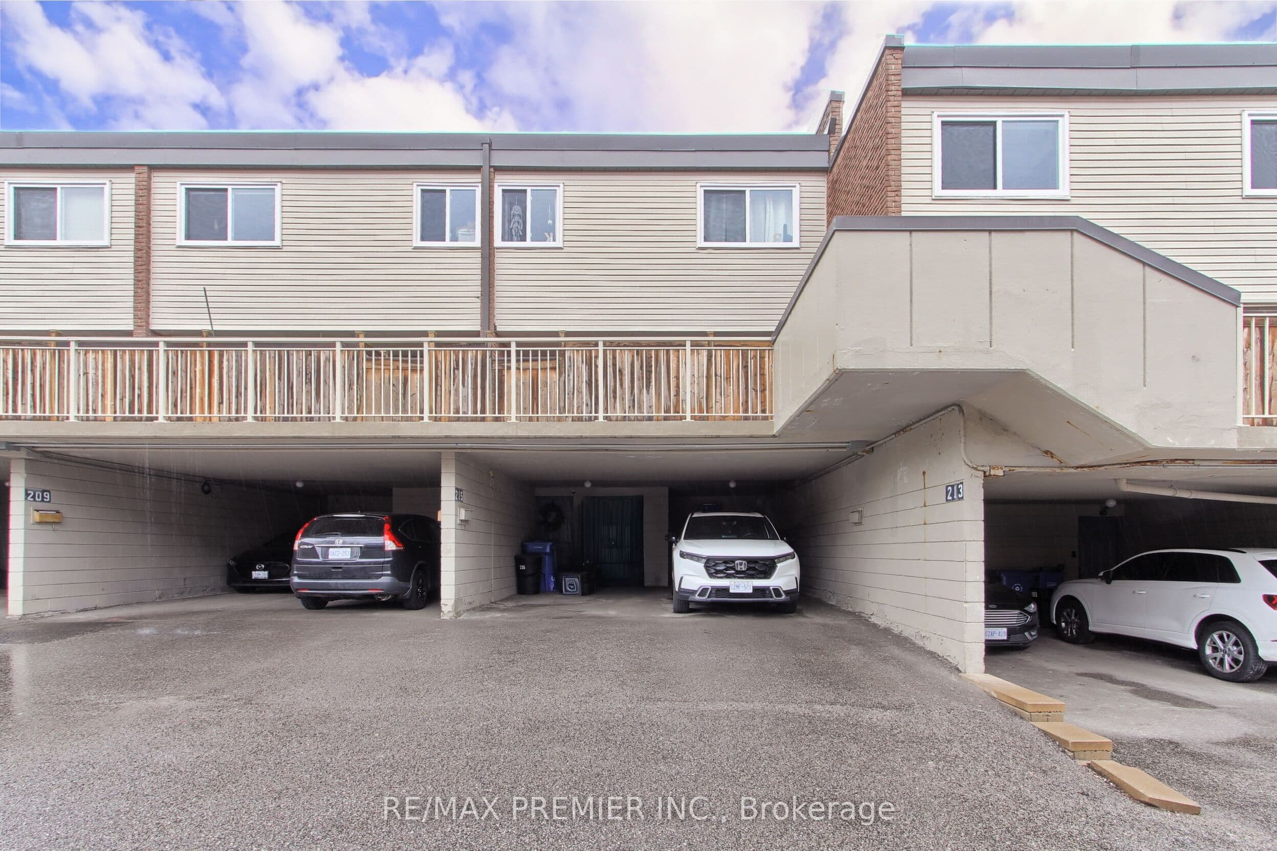213 Milestone Crescent photo 1