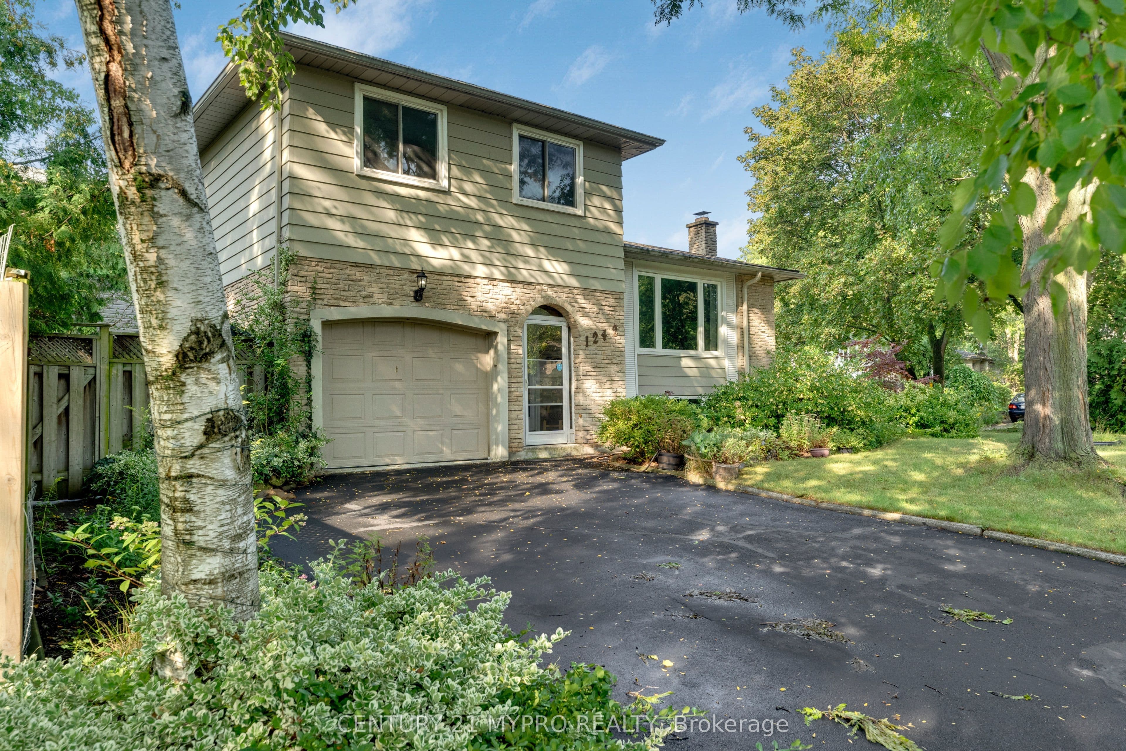 1242 Richards Crescent photo 1