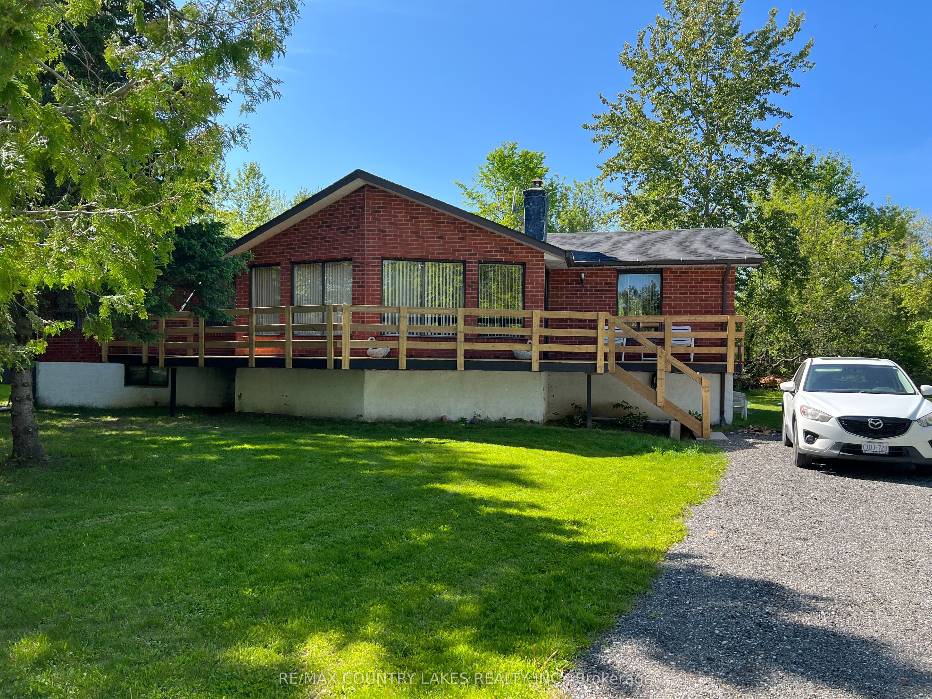4 MACPHERSON Crescent photo 1