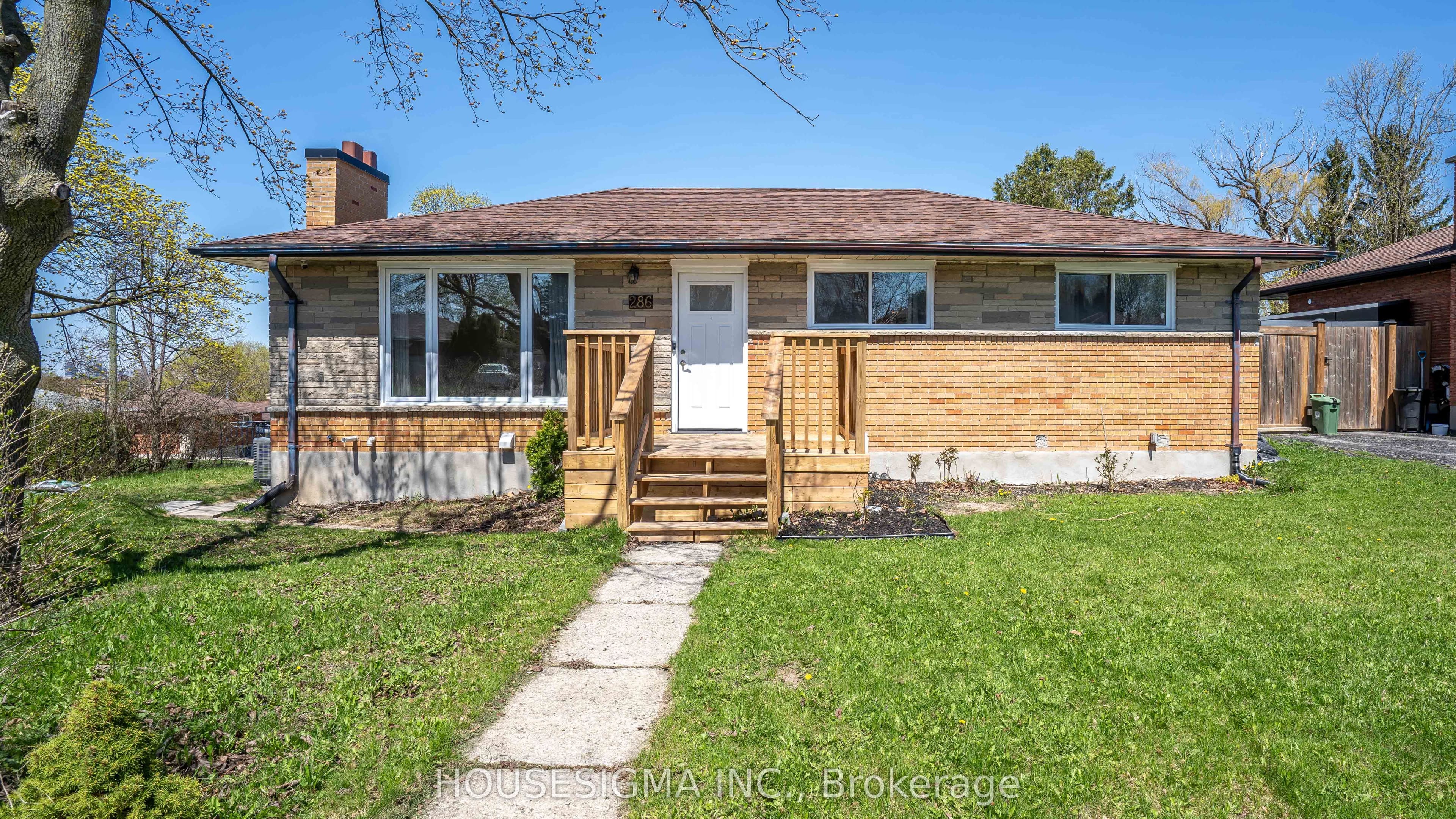 286 Burlington Crescent photo 1