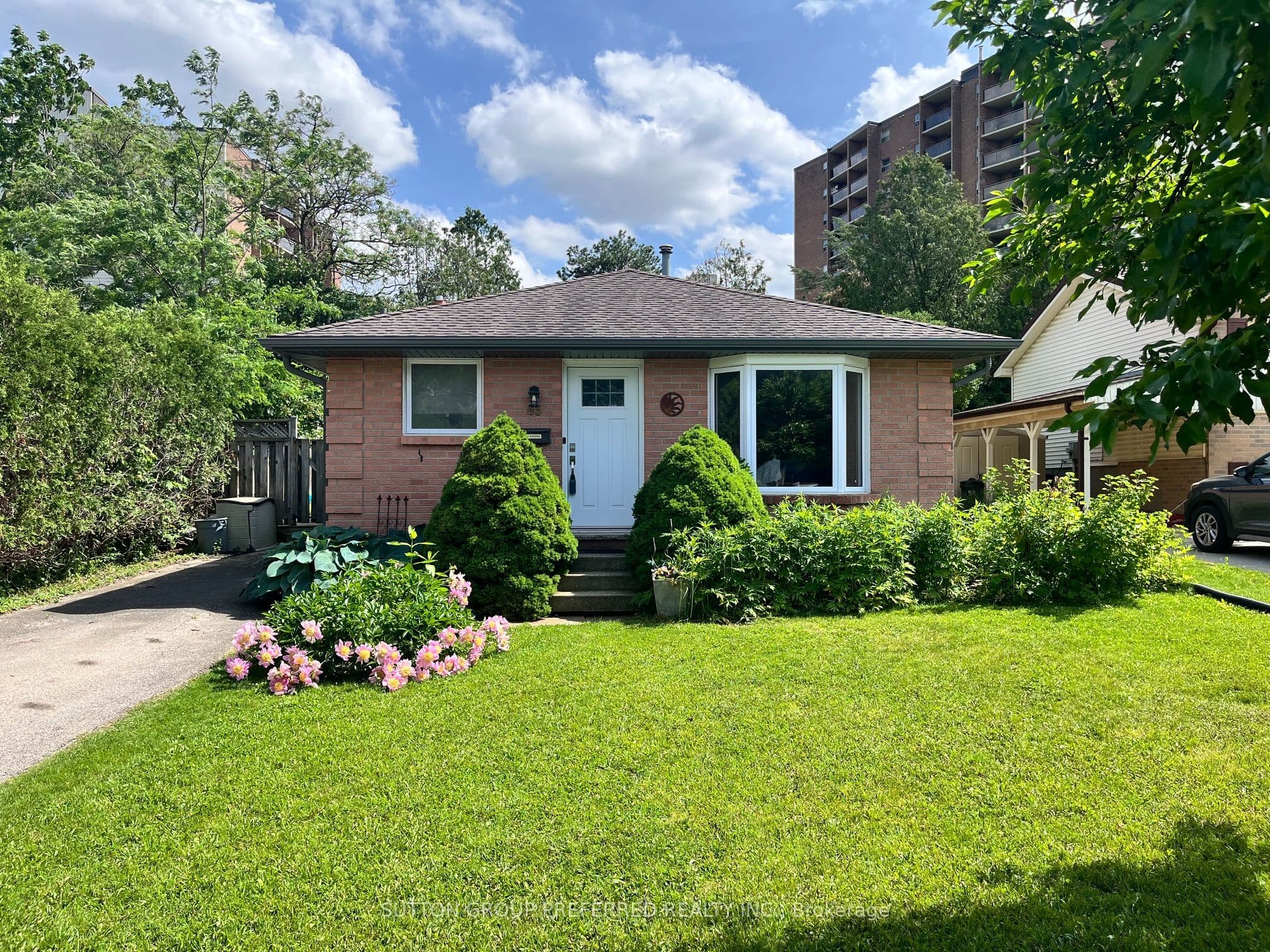 63 Dundee Court photo 1