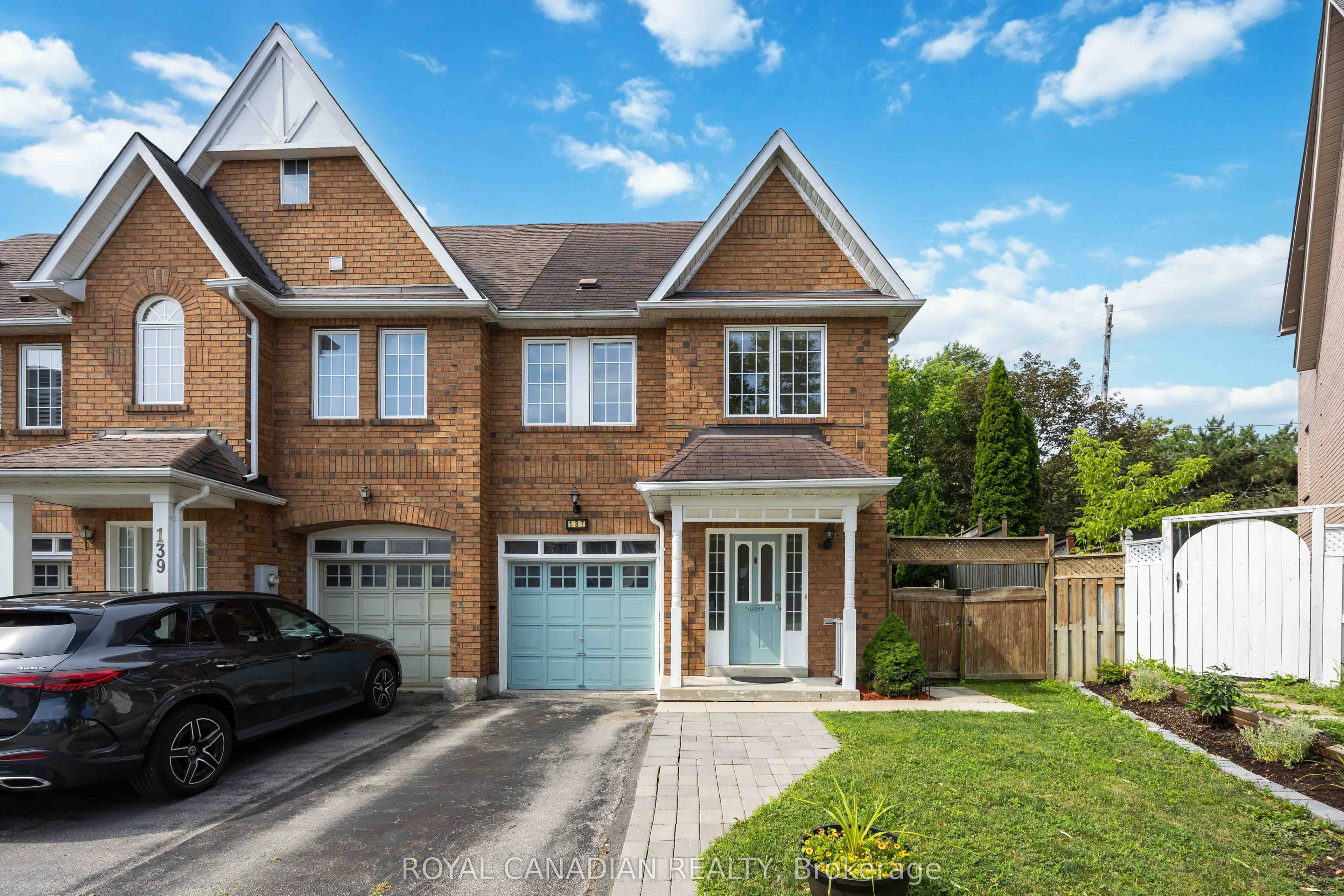 137 Stokely Crescent photo 1