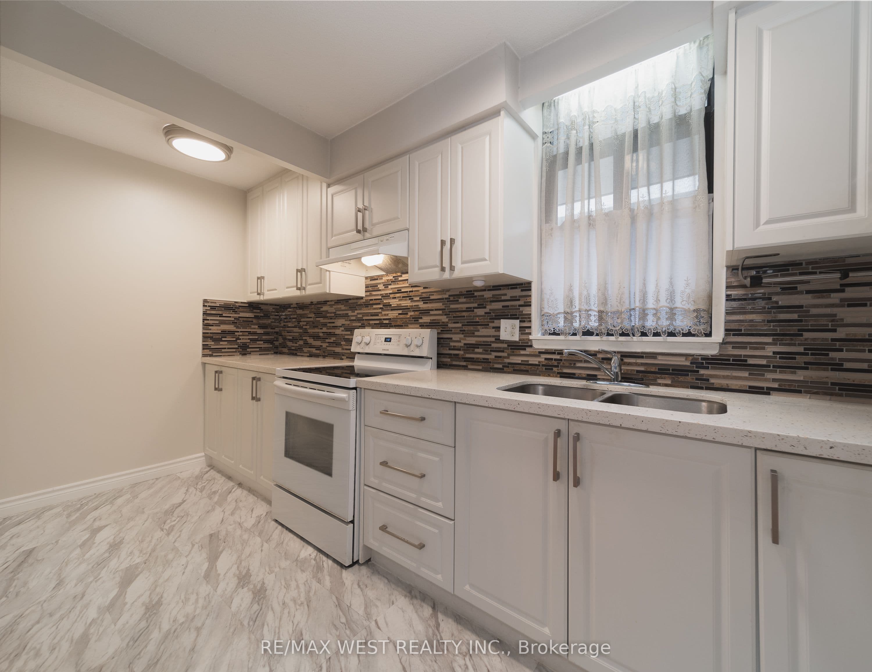 Unit 1-202 50 Old Kingston Road photo 1