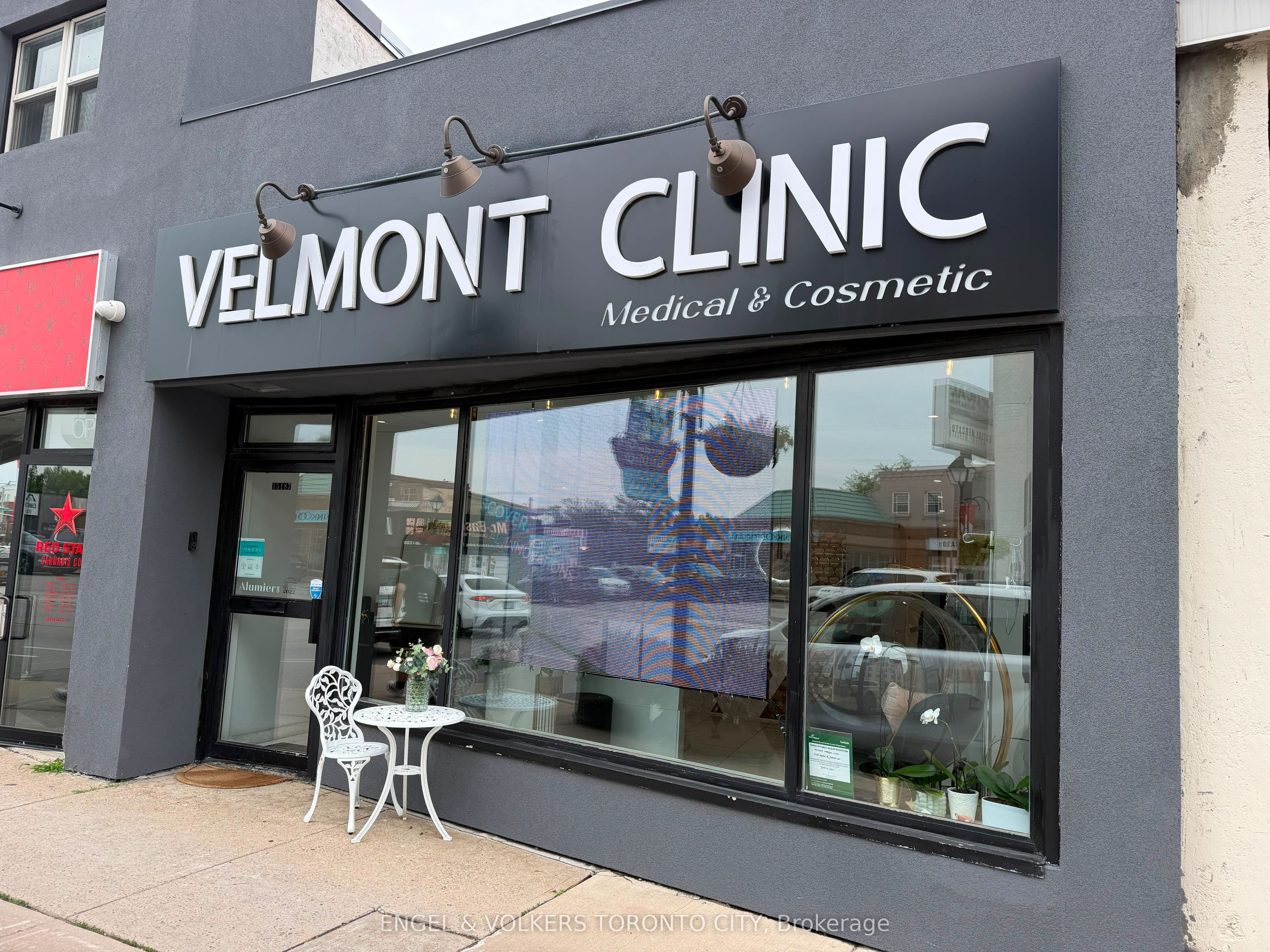 15187 Yonge Street photo 1