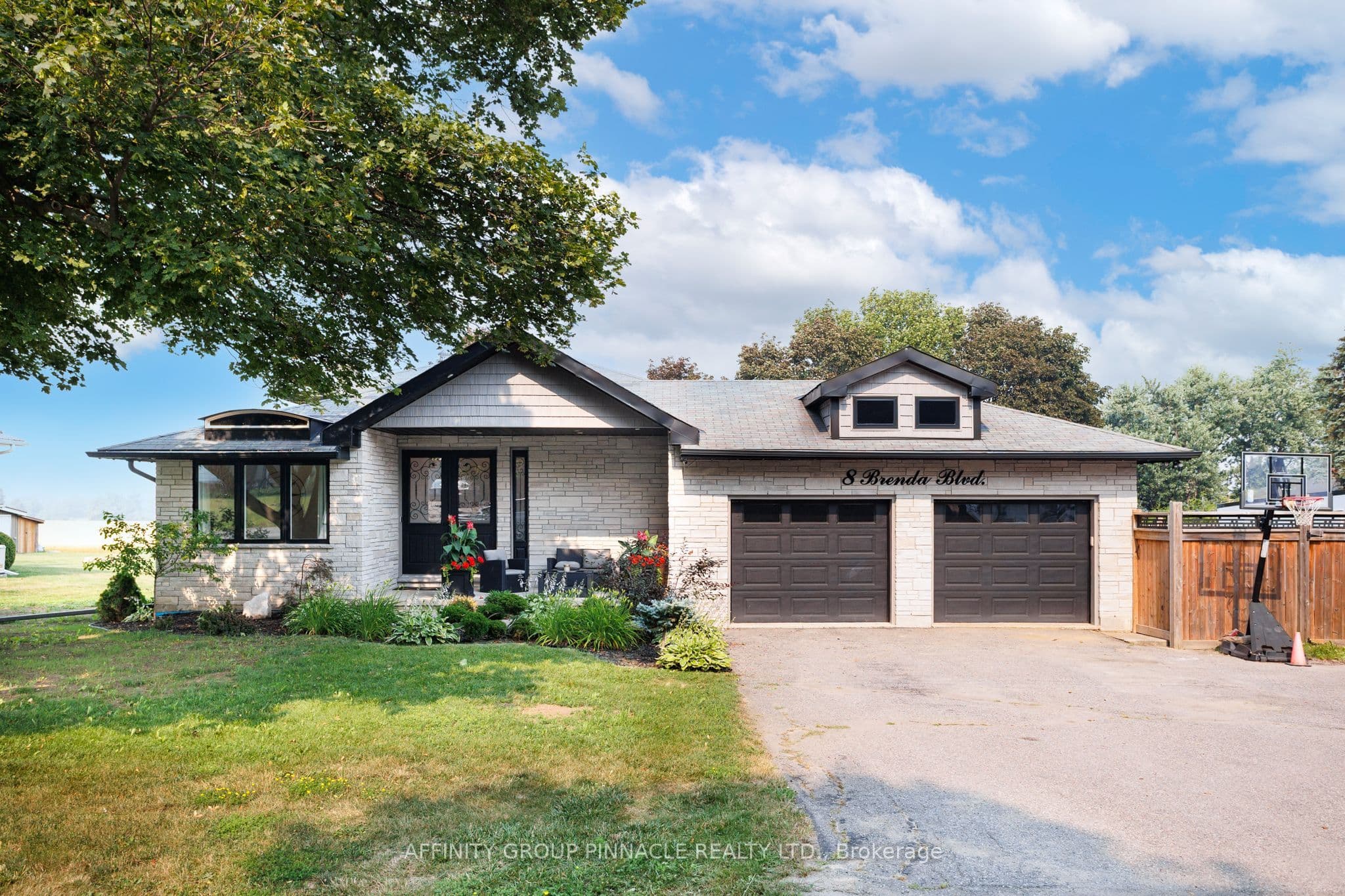 8 Brenda Boulevard photo 1
