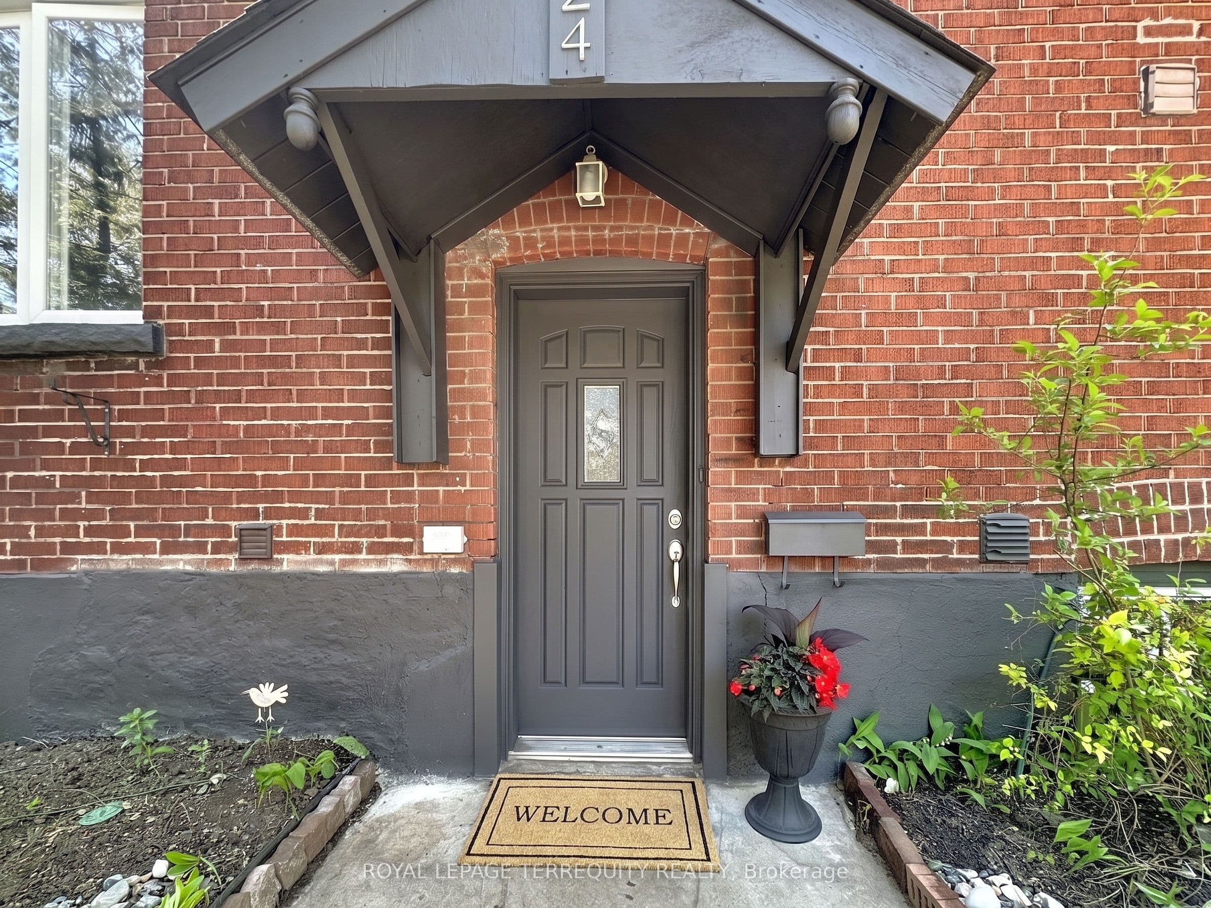 57 Queensdale Avenue photo 1