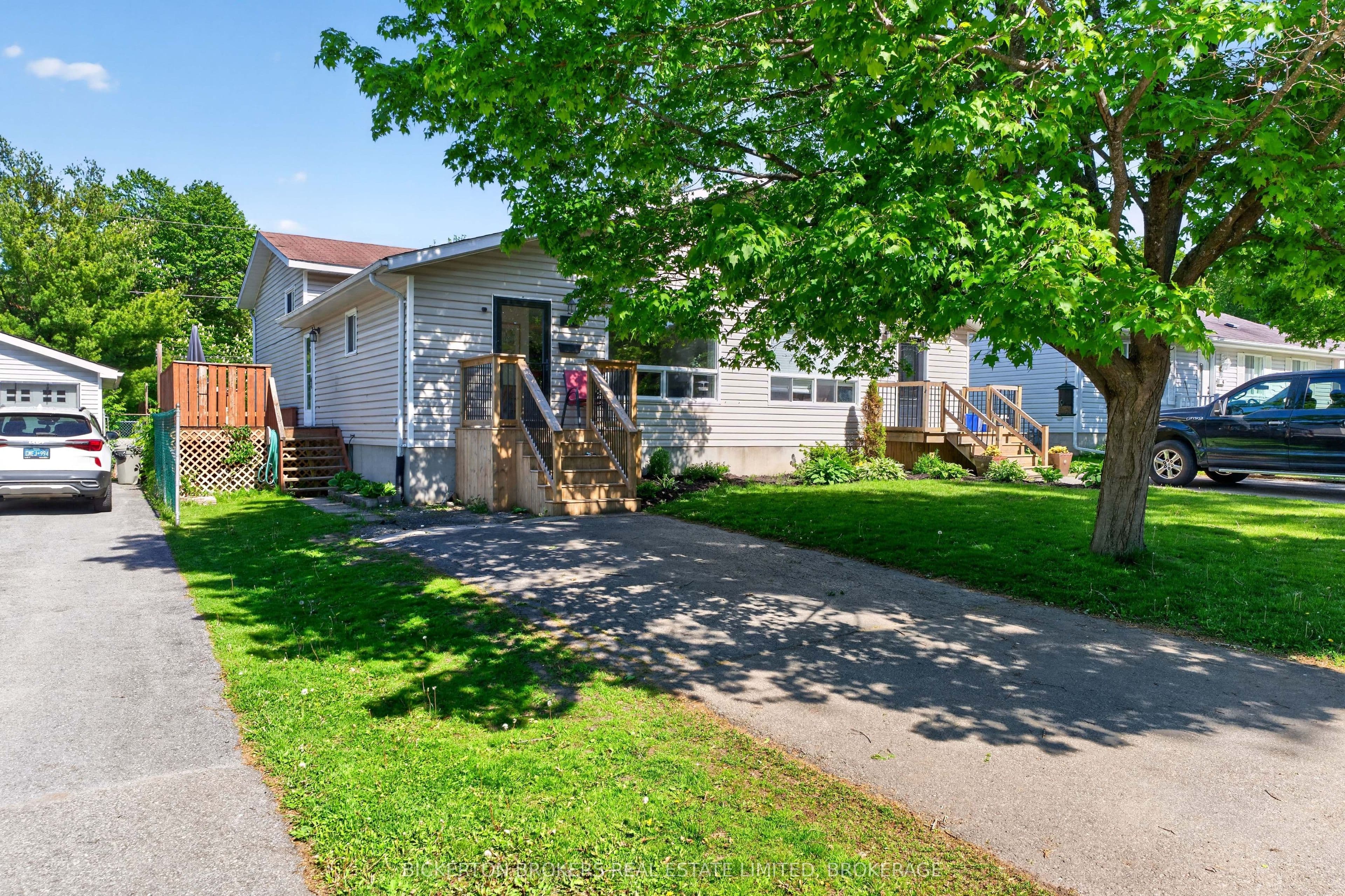 41 Maple Street photo 1