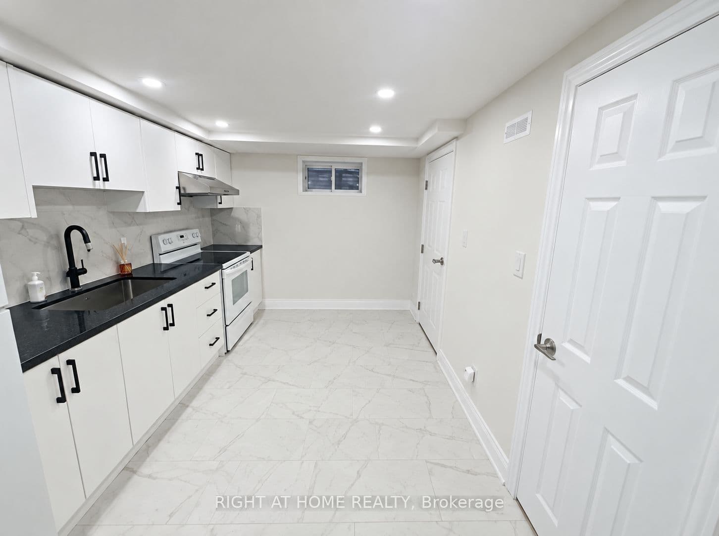 Unit LOWER 59 Marblemount Crescent photo 1