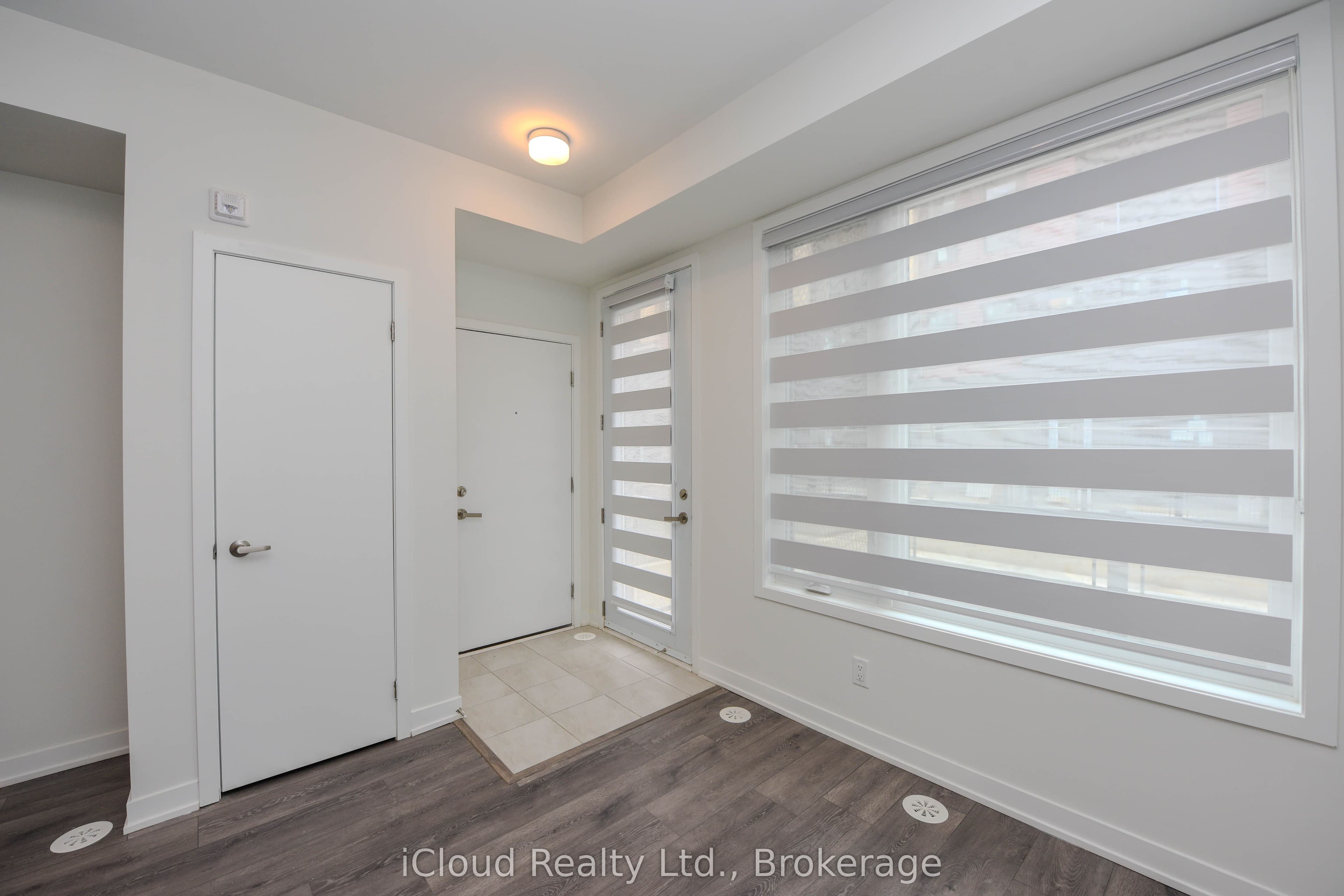 Unit 22 3425 Ridgeway Drive photo 1