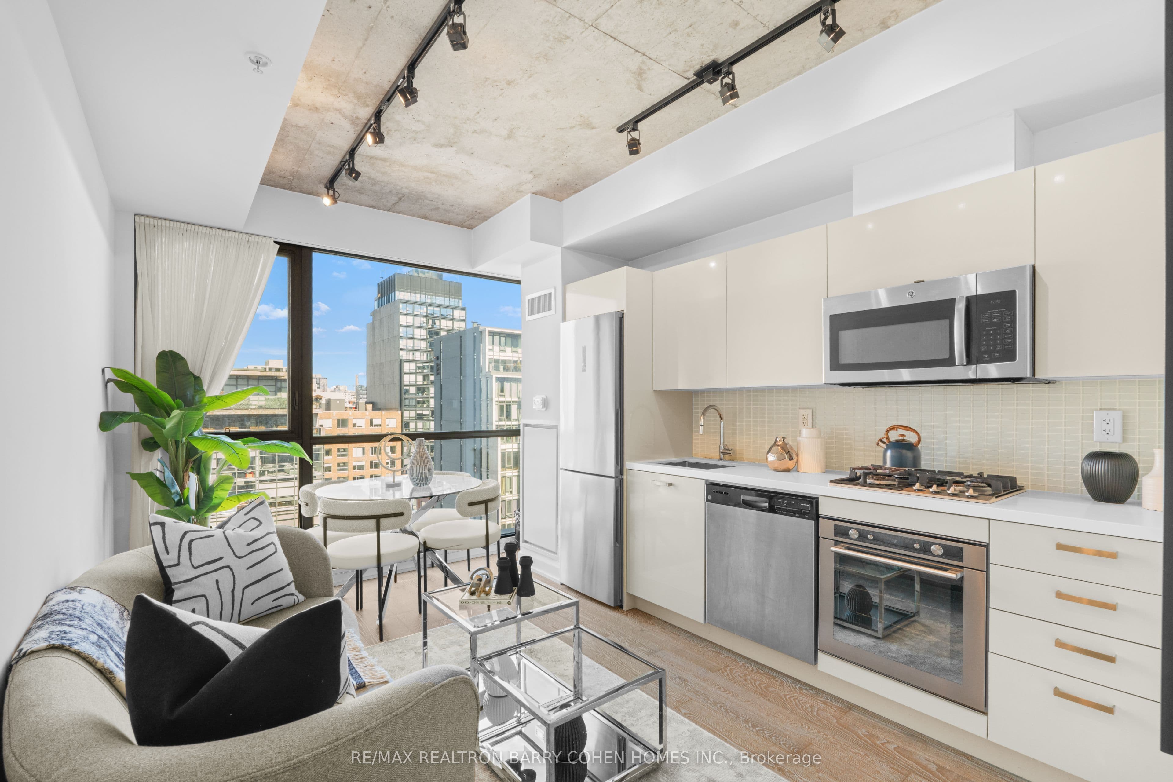 Unit 904 39 Brant Street photo 1