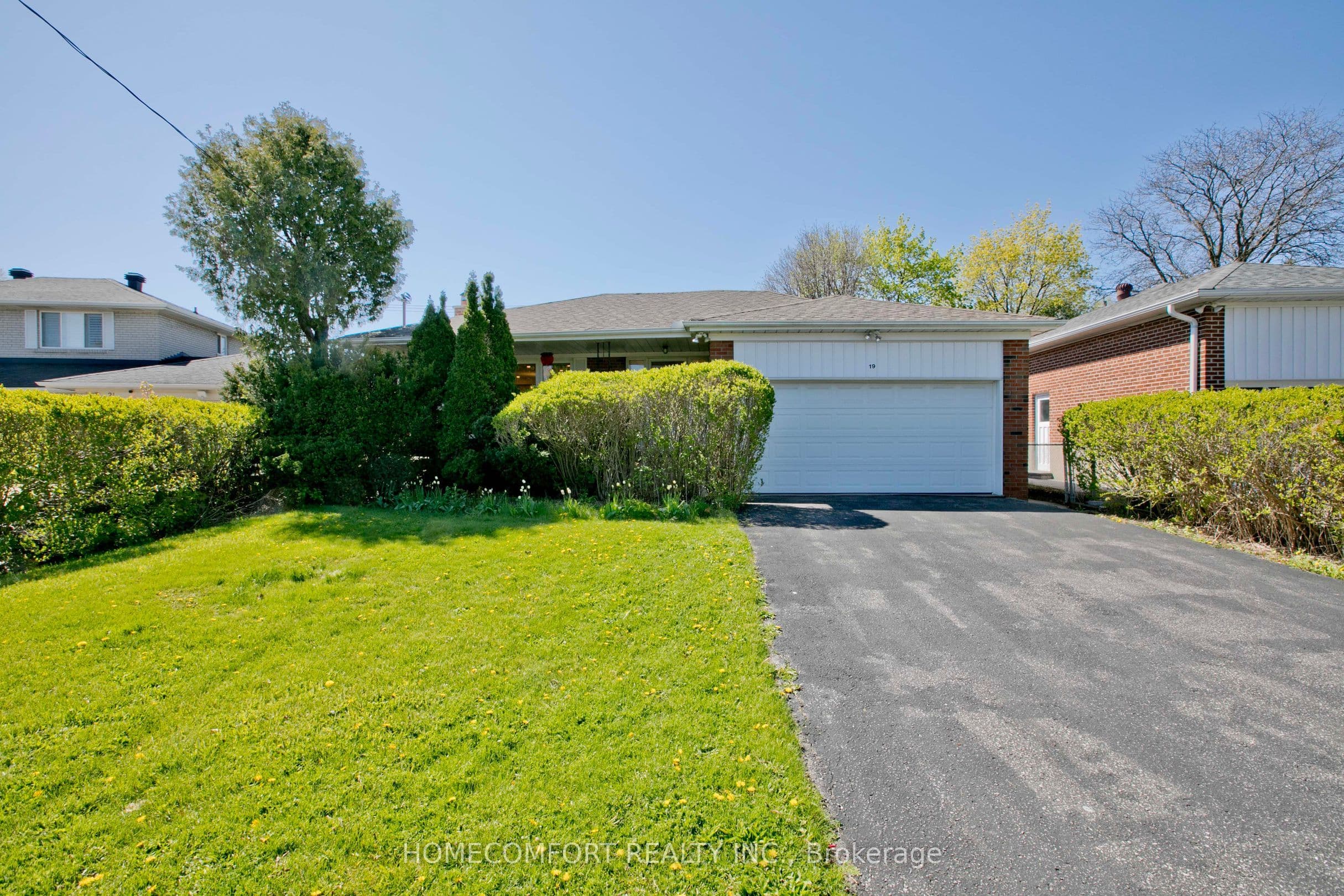 Unit Upper 19 Oldborough Circle photo 1