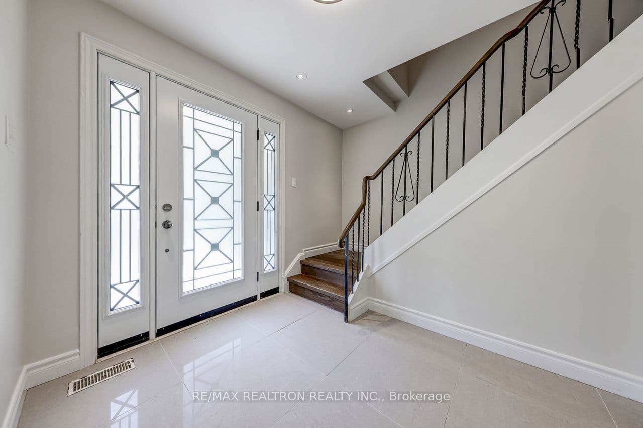 Unit 729 8188 Yonge Street photo 1