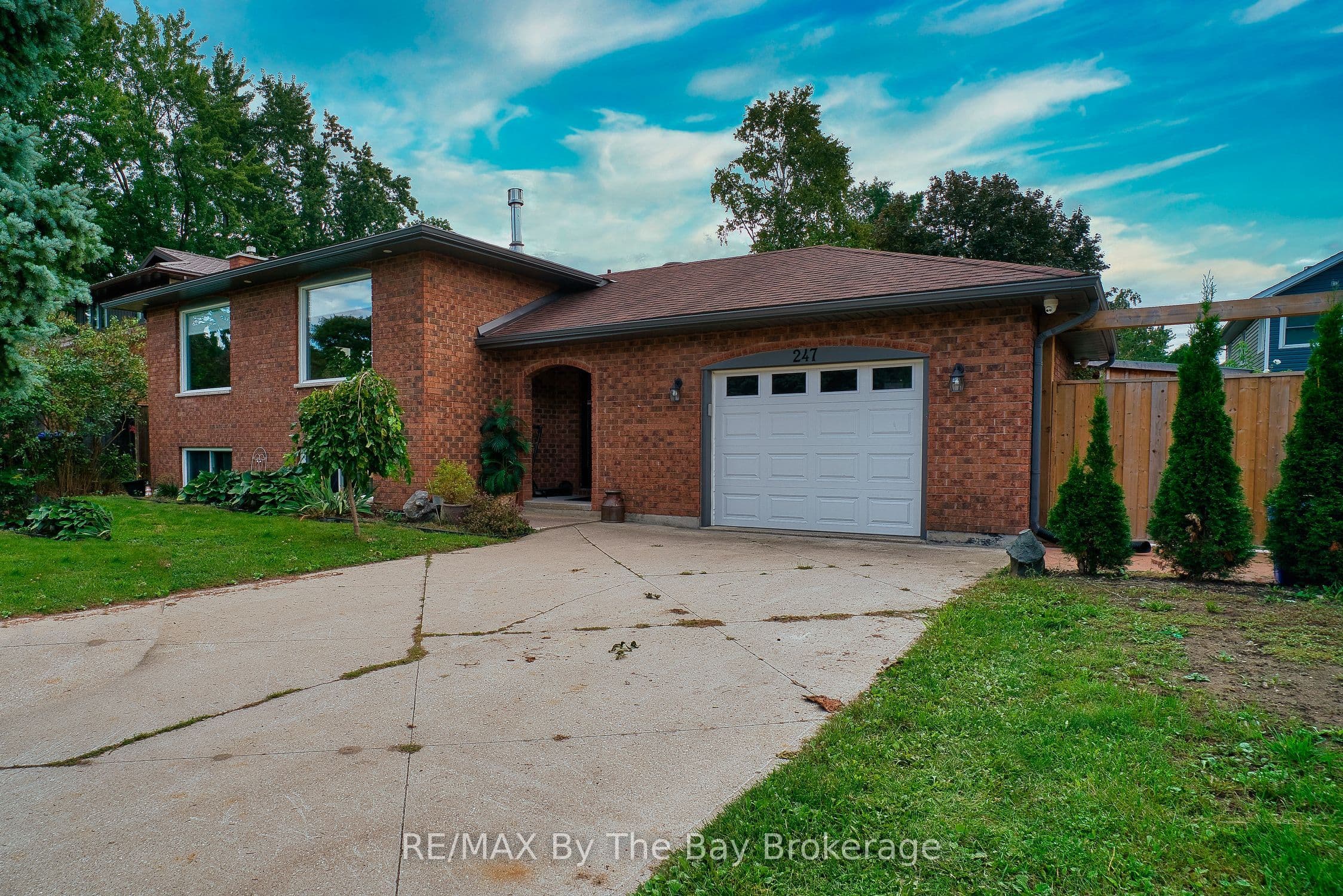 247 Simcoe Street photo 1