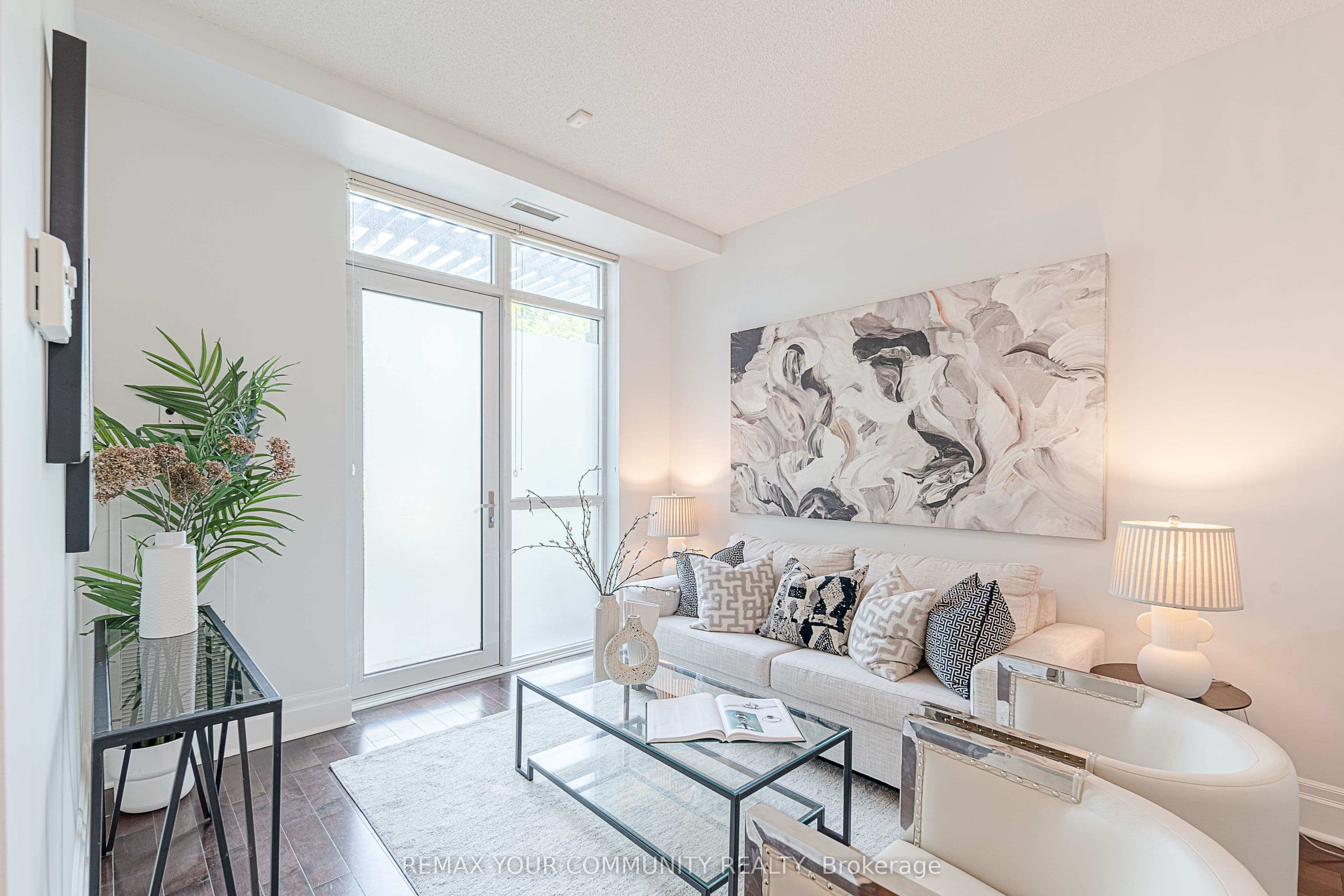 Unit 102 39 Upper Duke Crescent photo 1