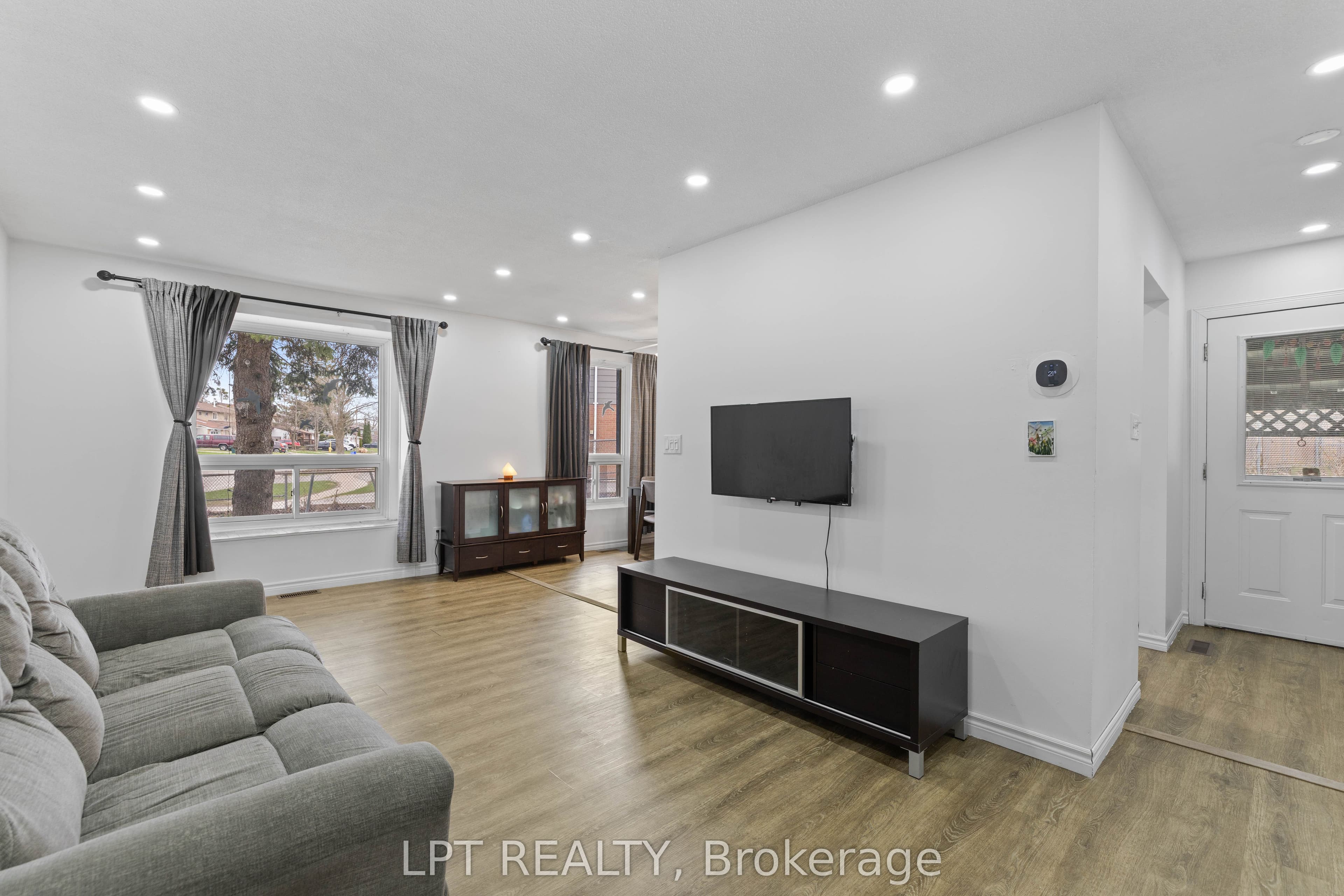 55H Chaucer Crescent photo 1