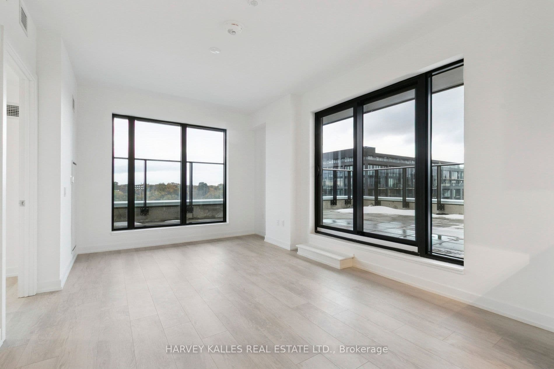 Unit 706 801 The Queensway N/A photo 1