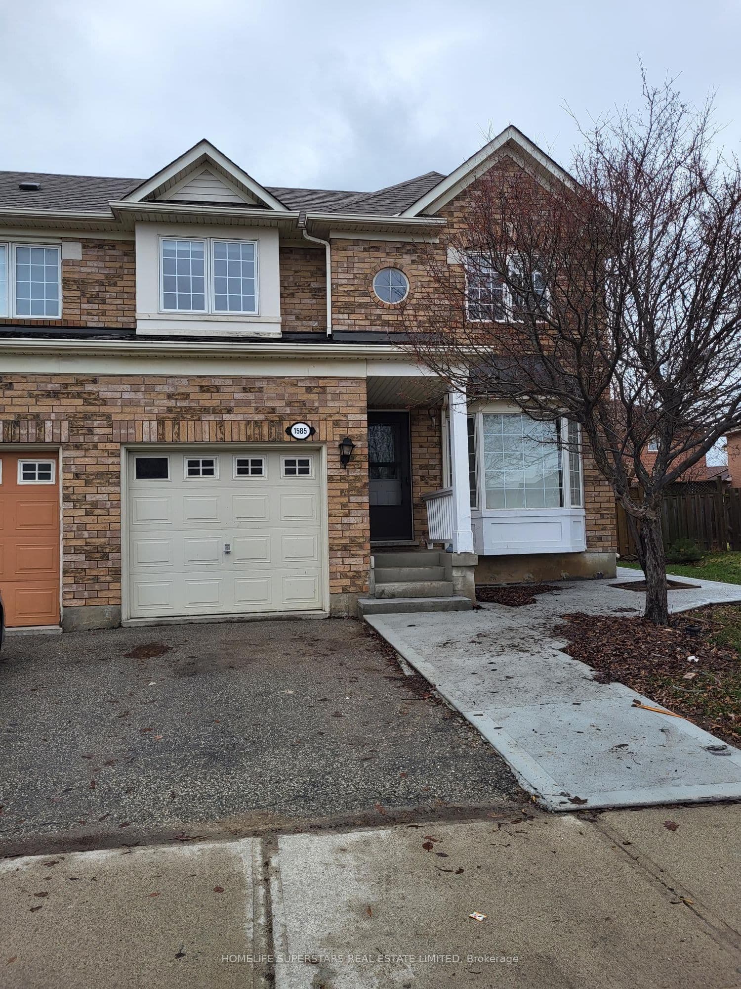 1585 Gowling Terrace photo 1