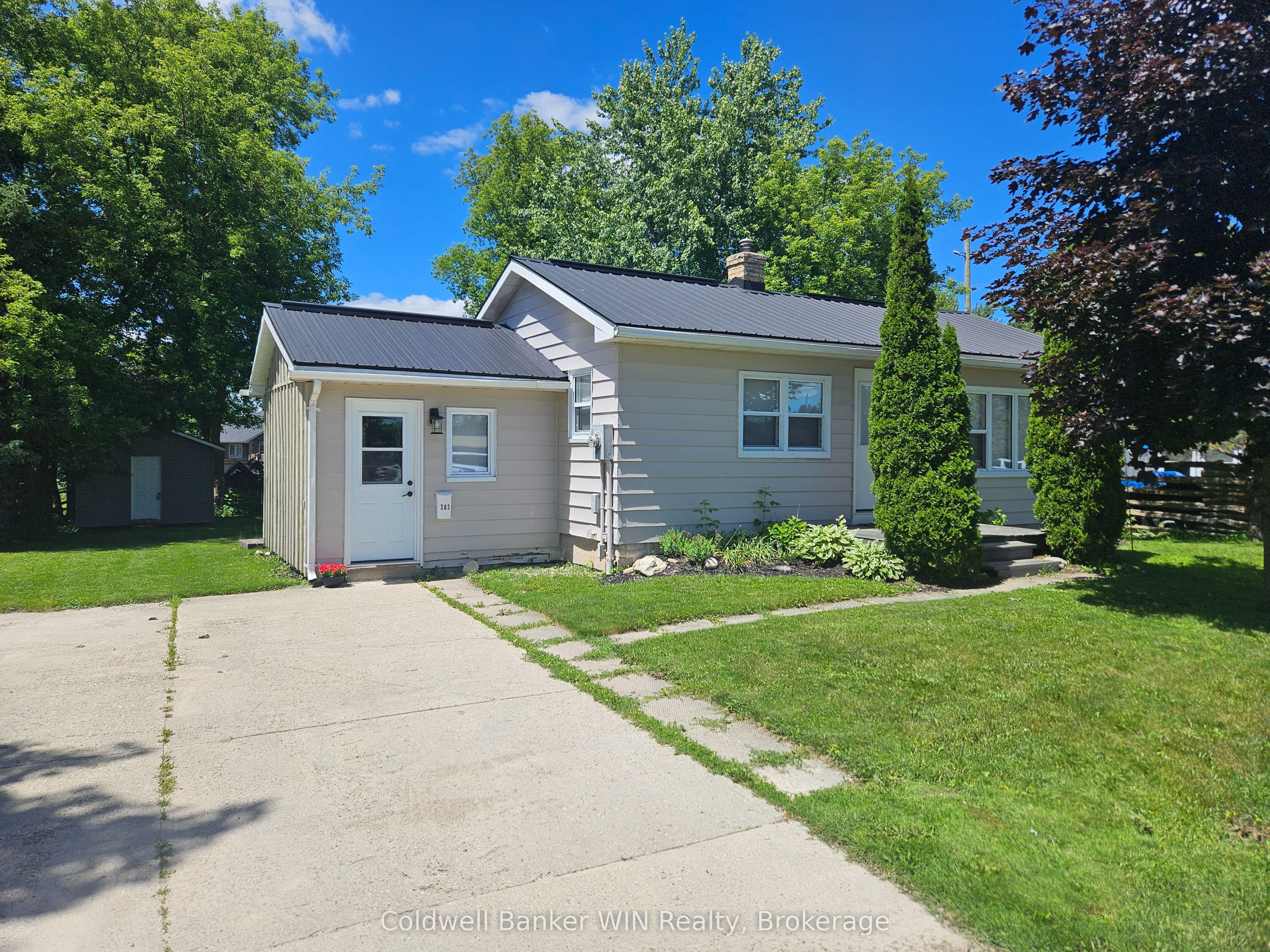 383 Wellington Street photo 1